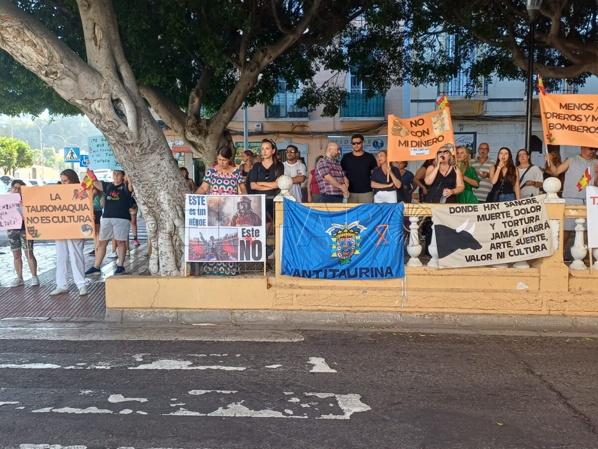 Melilla Antitaurina se concentra en repulsa a la corrida de toros de la Feria