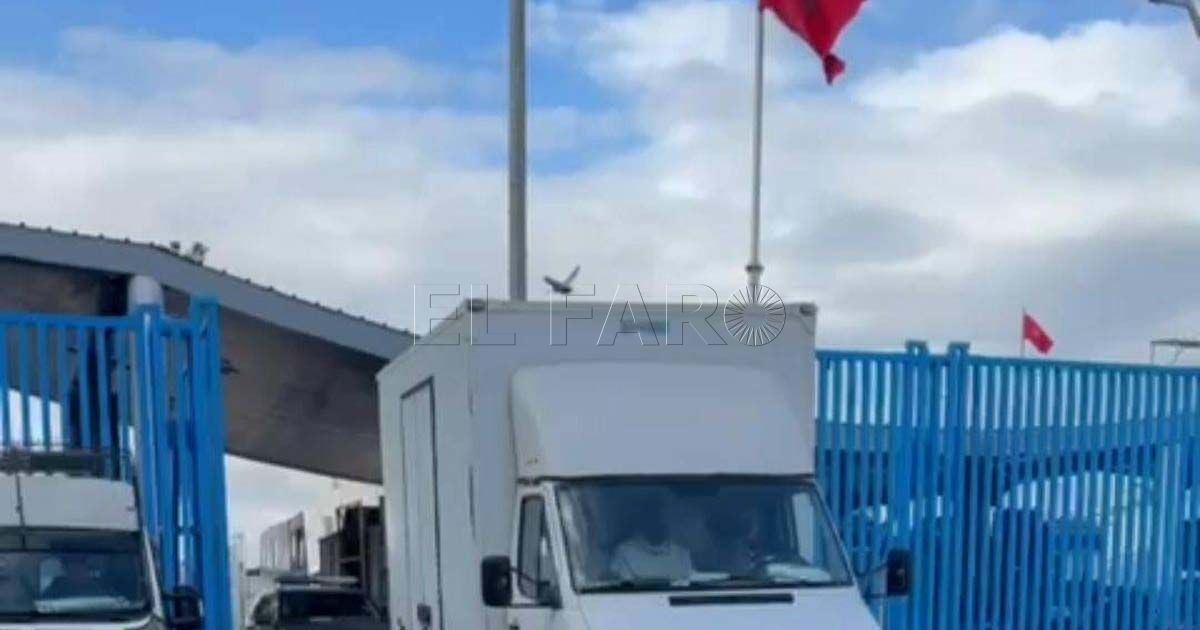 Uno de los pocos camiones que pudieron pasar a Marruecos