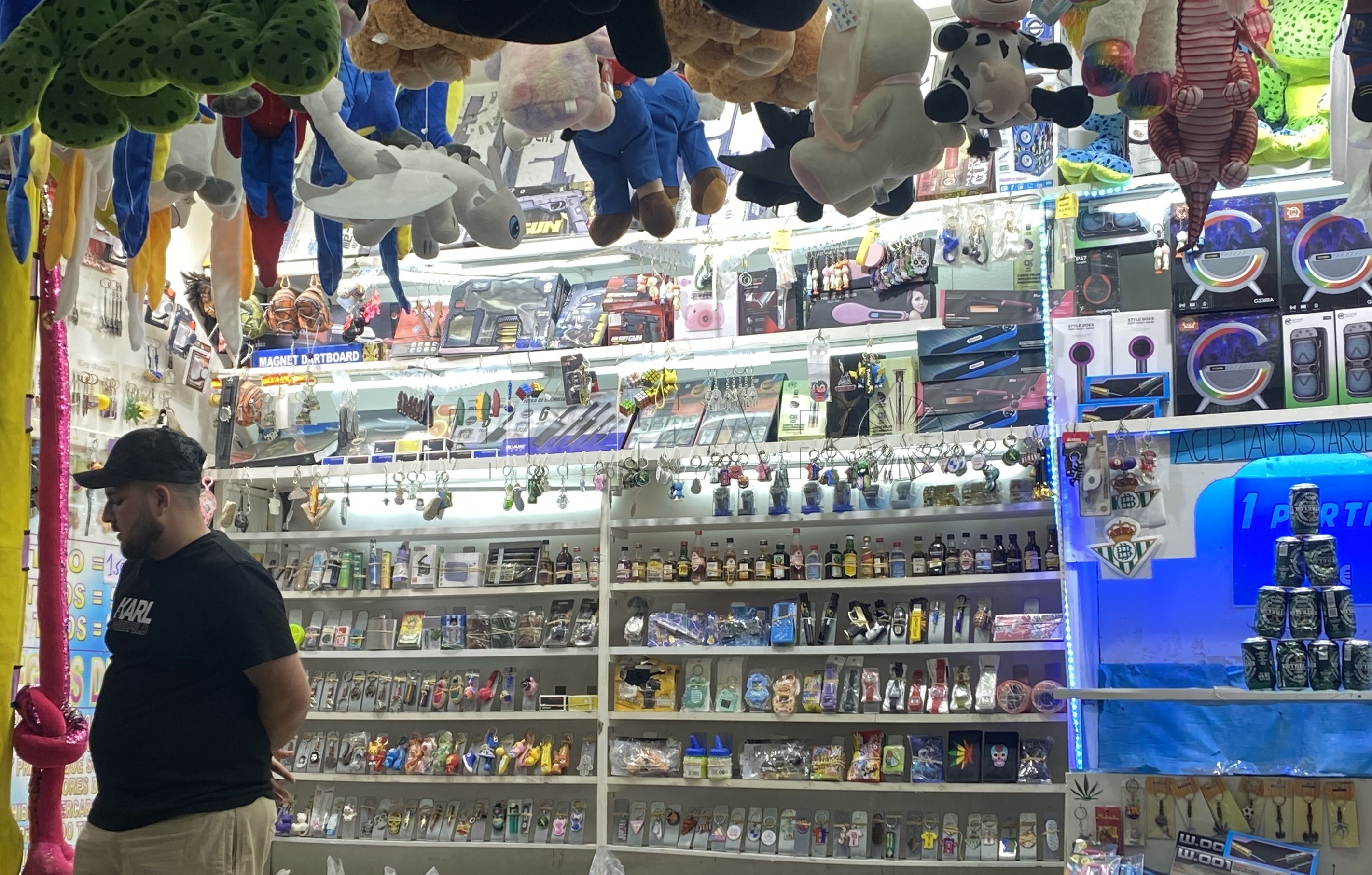 Desembarcan de madrugada más feriantes que harán brillar el ocio de esta feria 2025