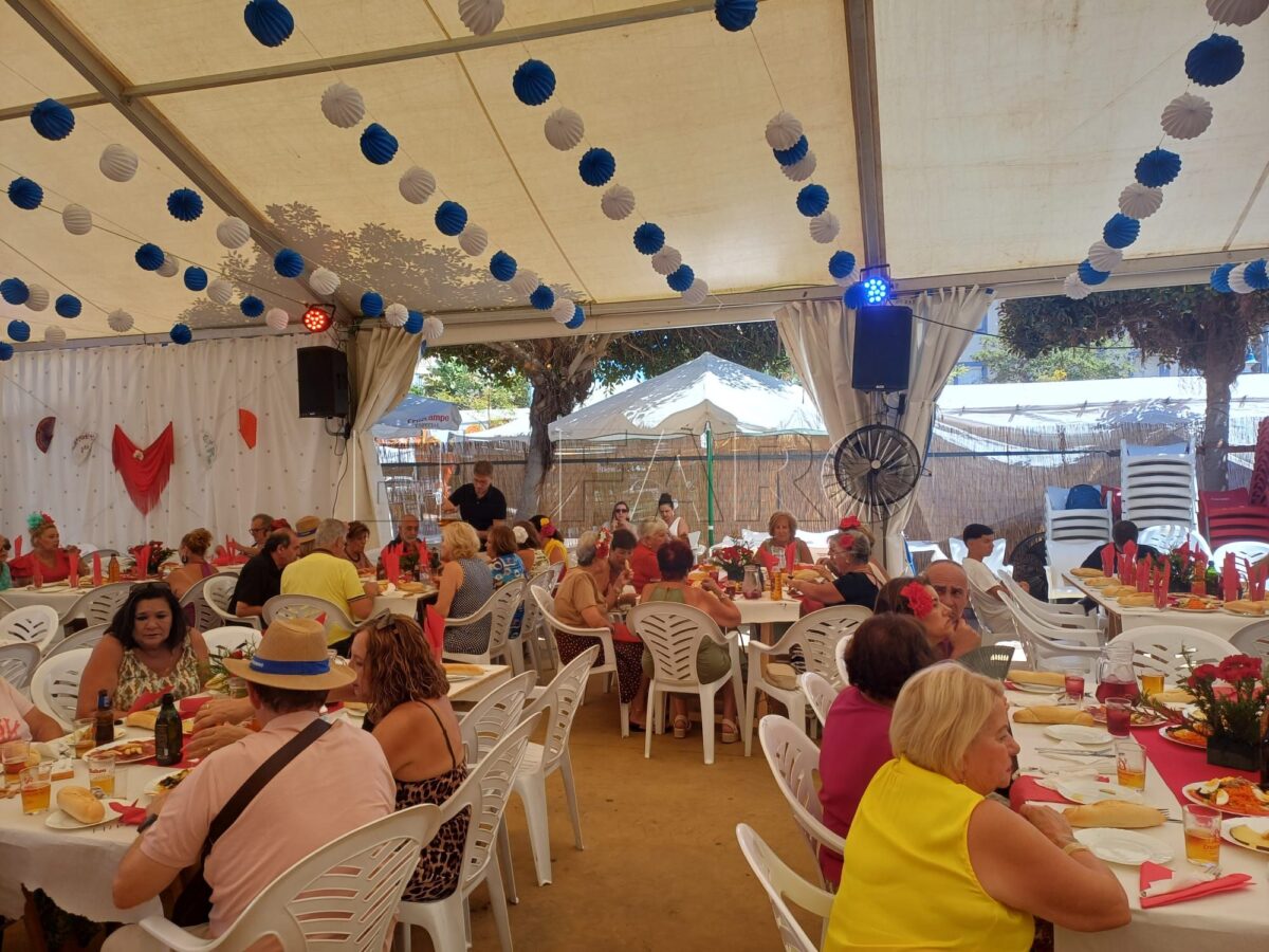Las comidas de grupo llenan de vida la Feria de Melilla
