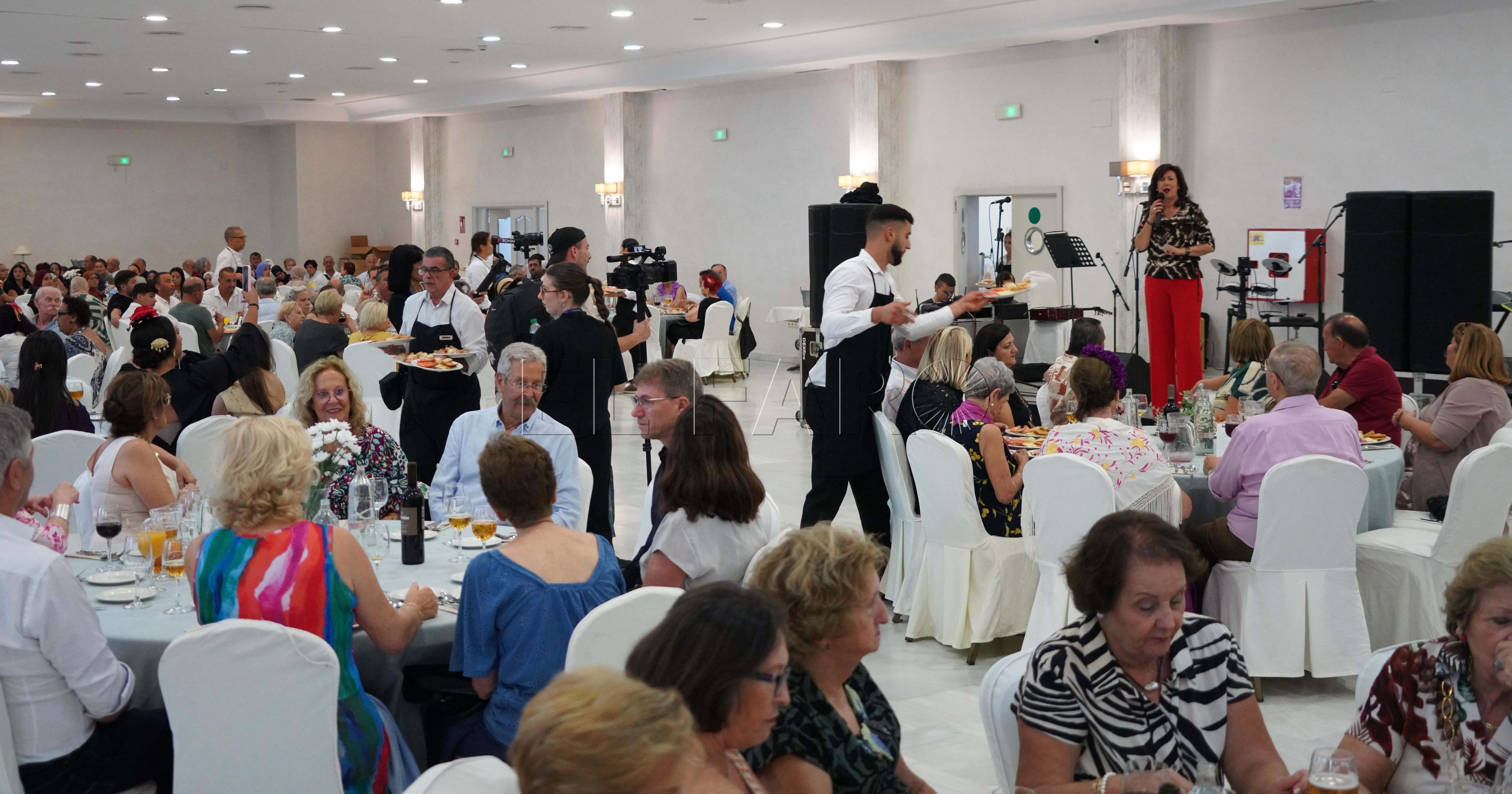 Cena a representantes de distintas organizaciones