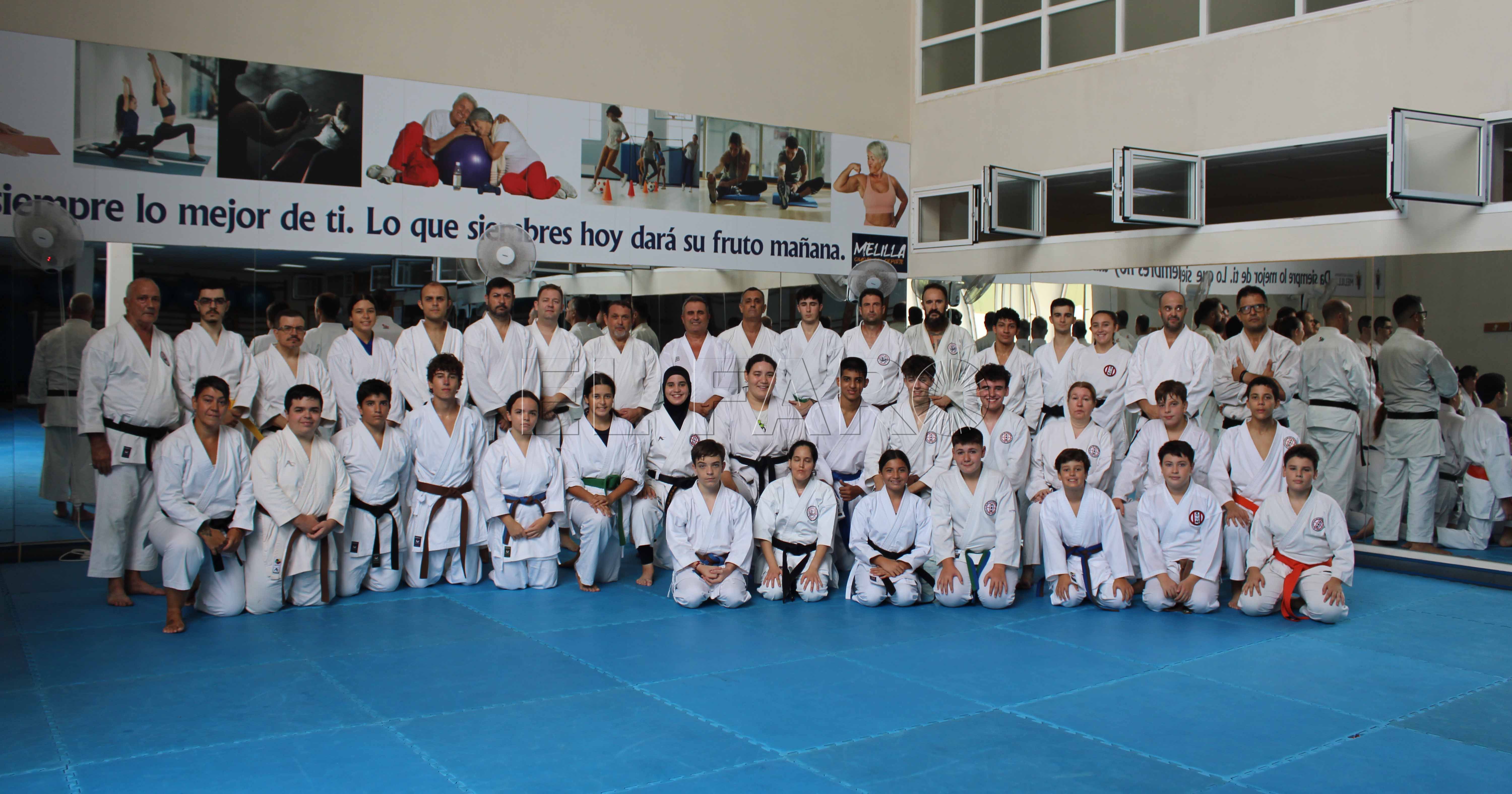 Más de 50 karatekas participan en el curso técnico de César Capitán en Melilla