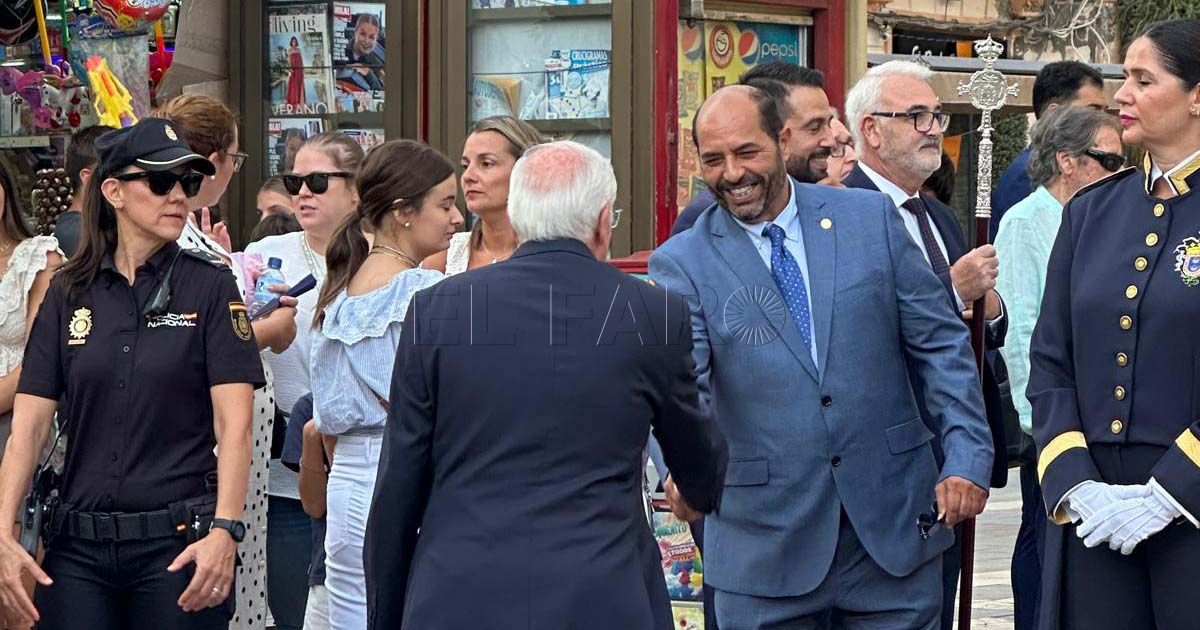 El presidente Imbroda saluda en la procesión al delegado de la CIE