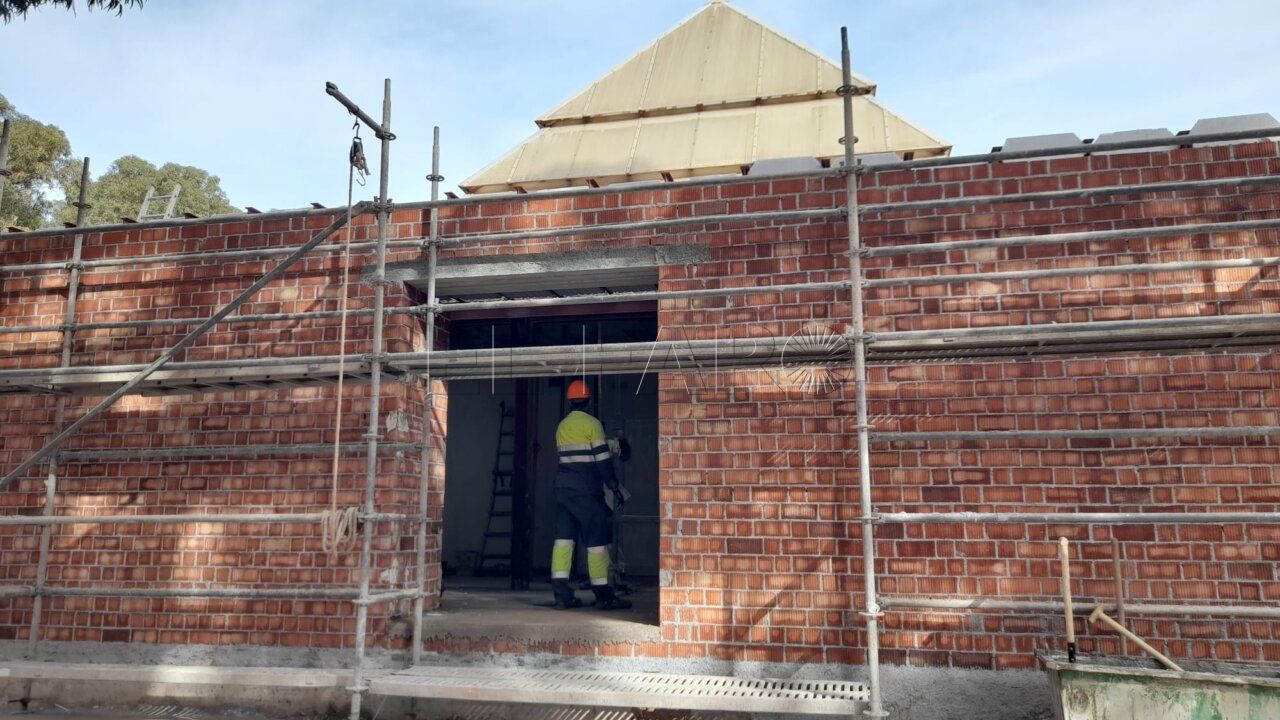 Ventura afirma que las obras del tanatorio avanzan "en tiempo y forma"