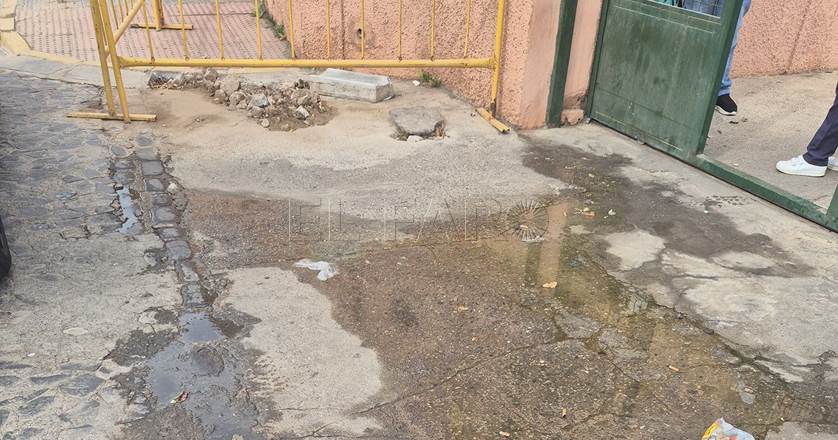 El padre de un usuario del Gámez Morón critica el estado de la entrada del centro