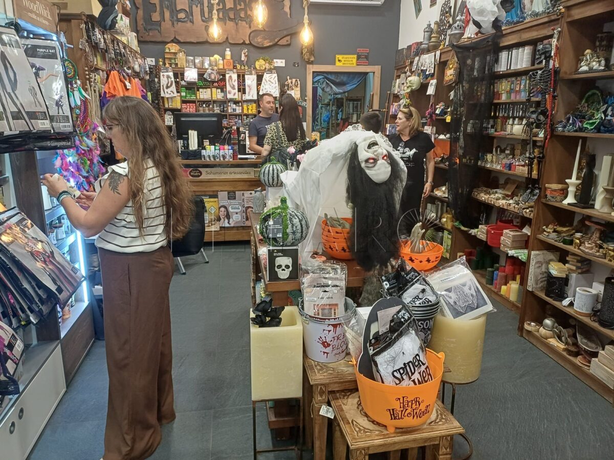 El espíritu de Halloween ya invade los comercios melillenses