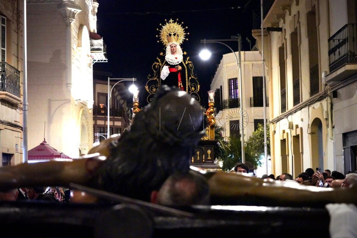 La Virgen de la Soledad y el Cristo de la Paz recorren juntos Melilla por primera vez