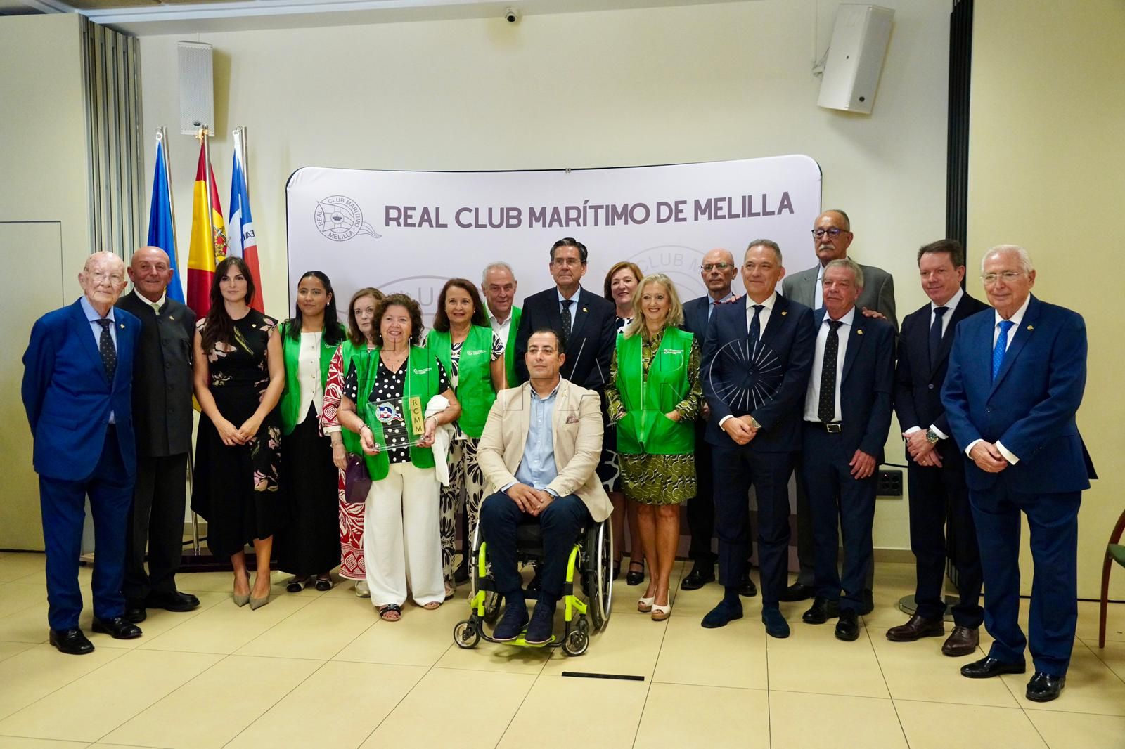 El Club Marítimo de Melilla entrega su Metopa de Honor a los voluntarios de la AECC