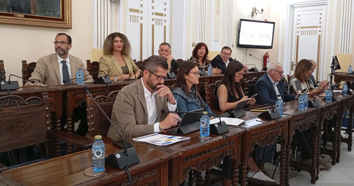 Almansouri pide la dimisión o la destitución de Marta Fernández de Castro