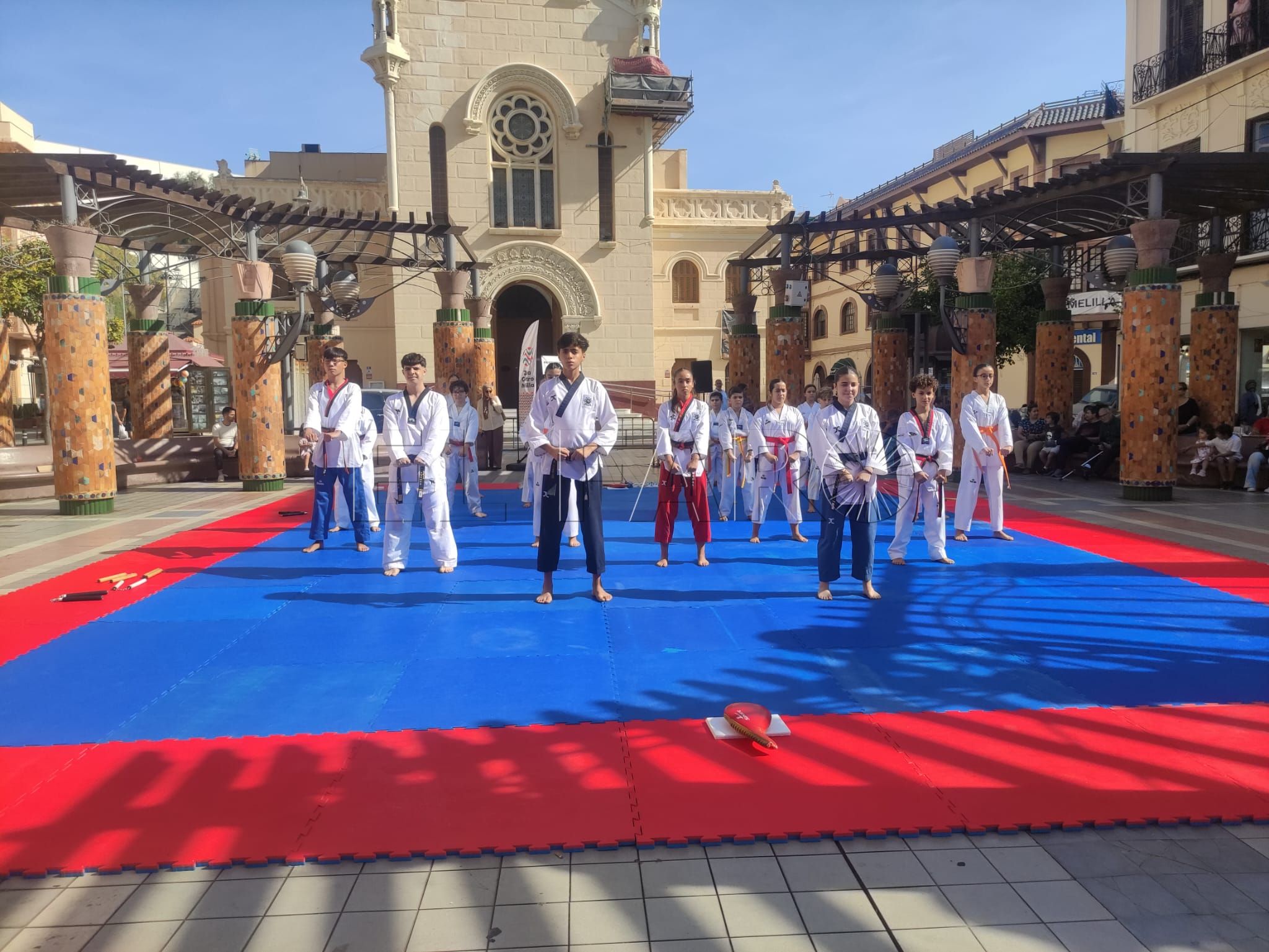 El centro de Melilla se llena de taekwondo con una exhibición deportiva