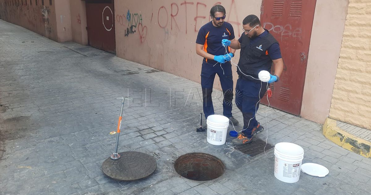La Ciudad desratiza el alcantarillado de la calle Pedro Navarro