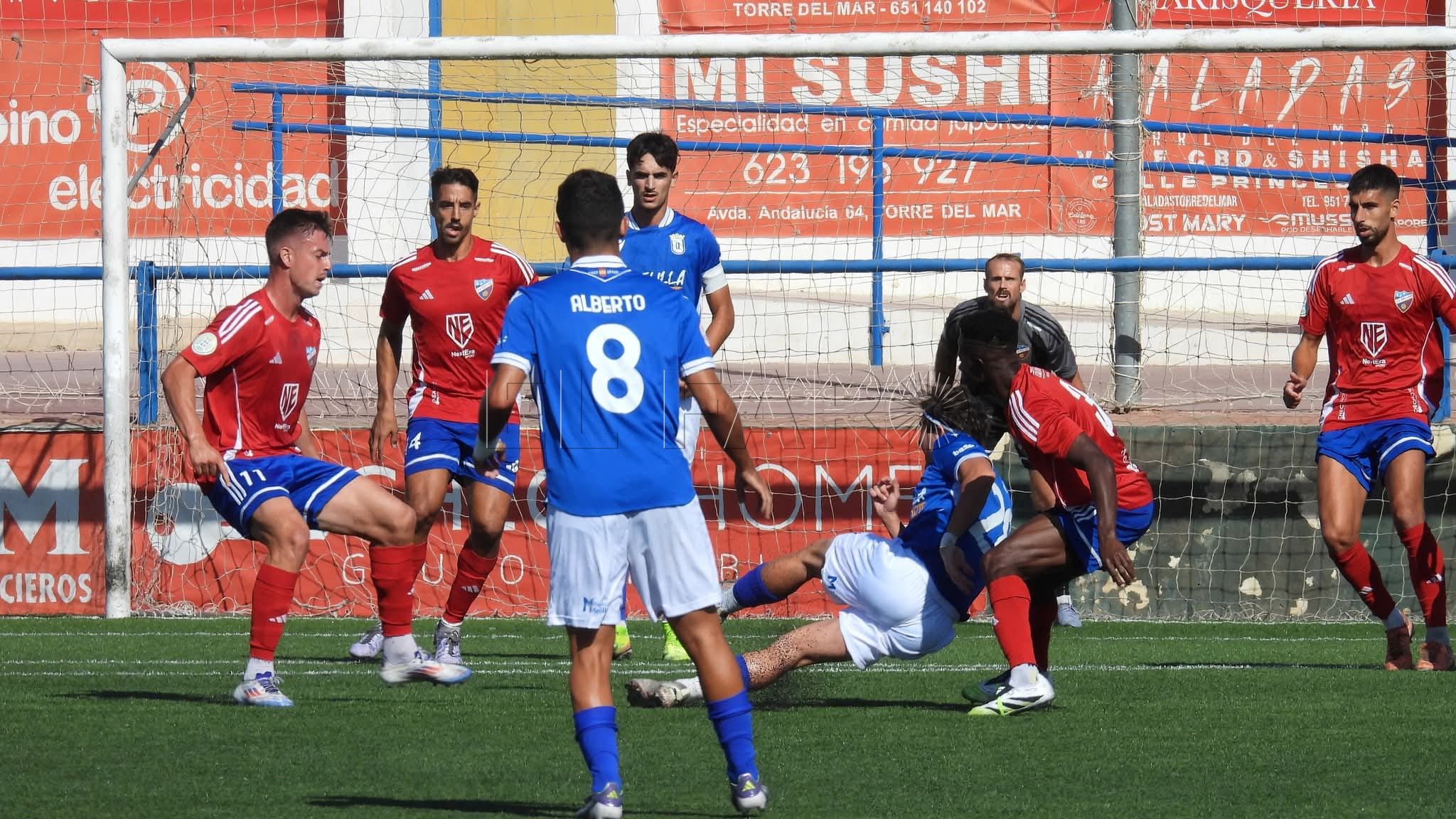 La UD Melilla B cae en Torre del Mar y rompe su racha de imbatibilidad