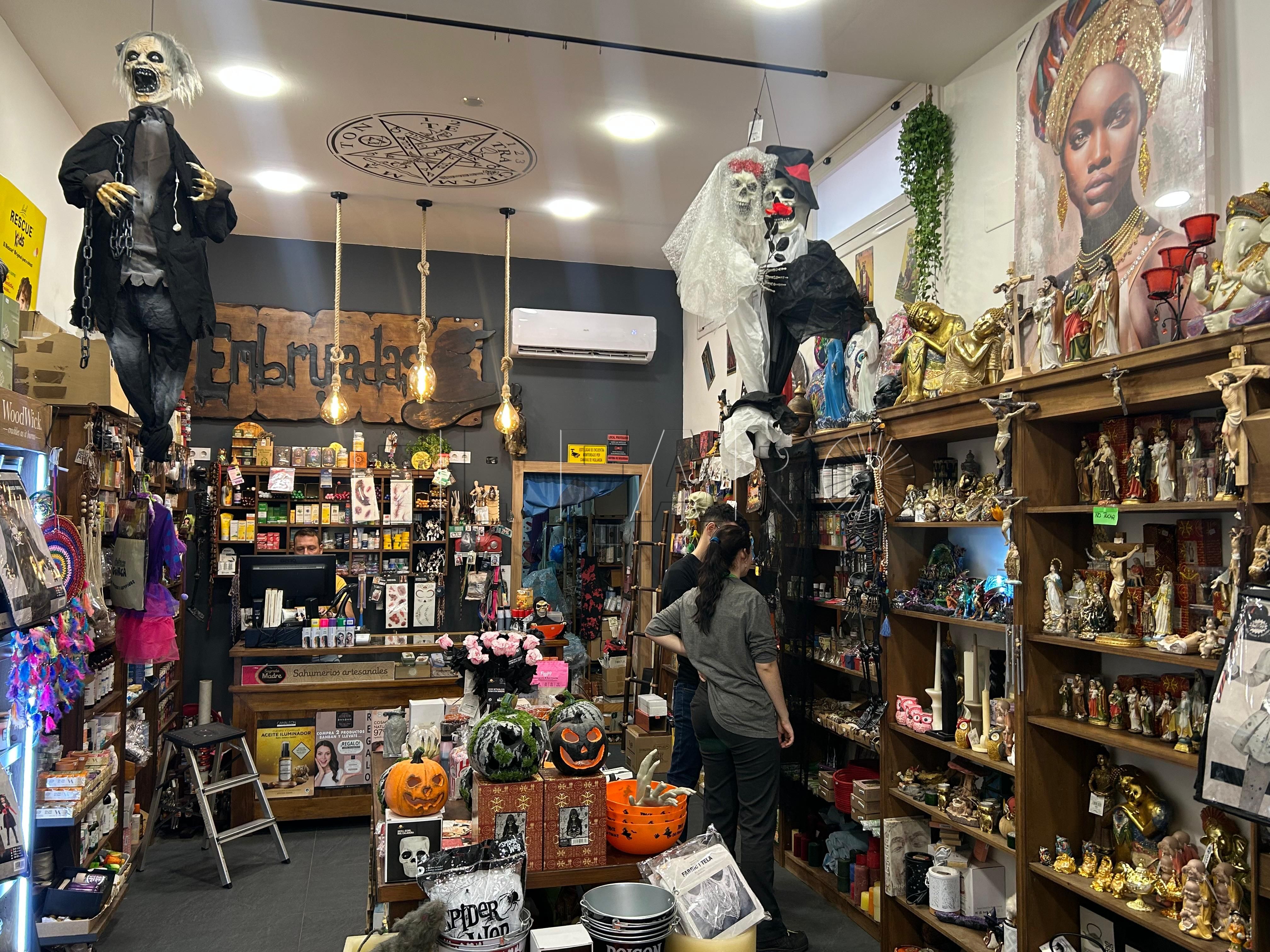 En Halloween encender velas negras y blancas limpiará las malas energías y atraerá lo bueno