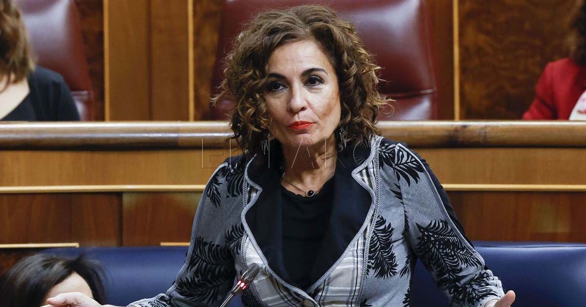 Vicepresidenta primera y ministra de Hacienda