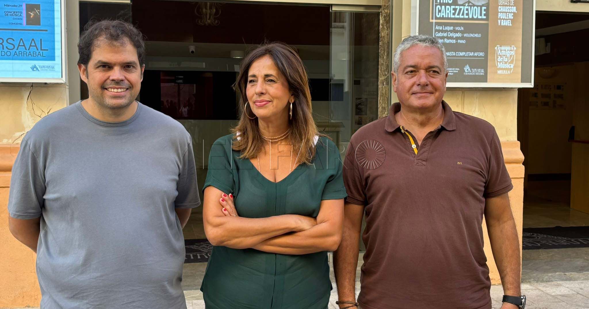 Representantes de la tuna melillense junto a la consejera de Cultura