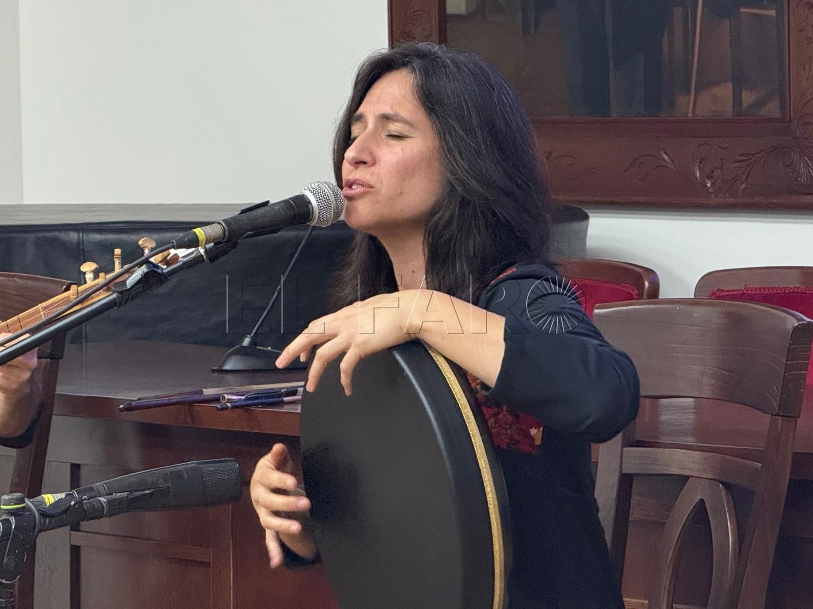 Isabel Martín, vocalista y percusionista de Milo Ke Mandarini.