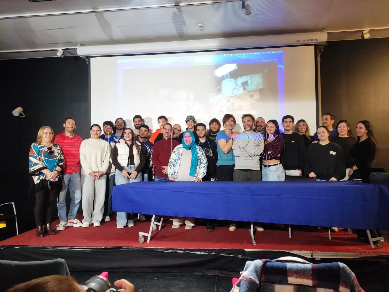 Integrantes del curso 'La puesta en escena', junto a los profesionales Pau Esteve y Violeta Salama.