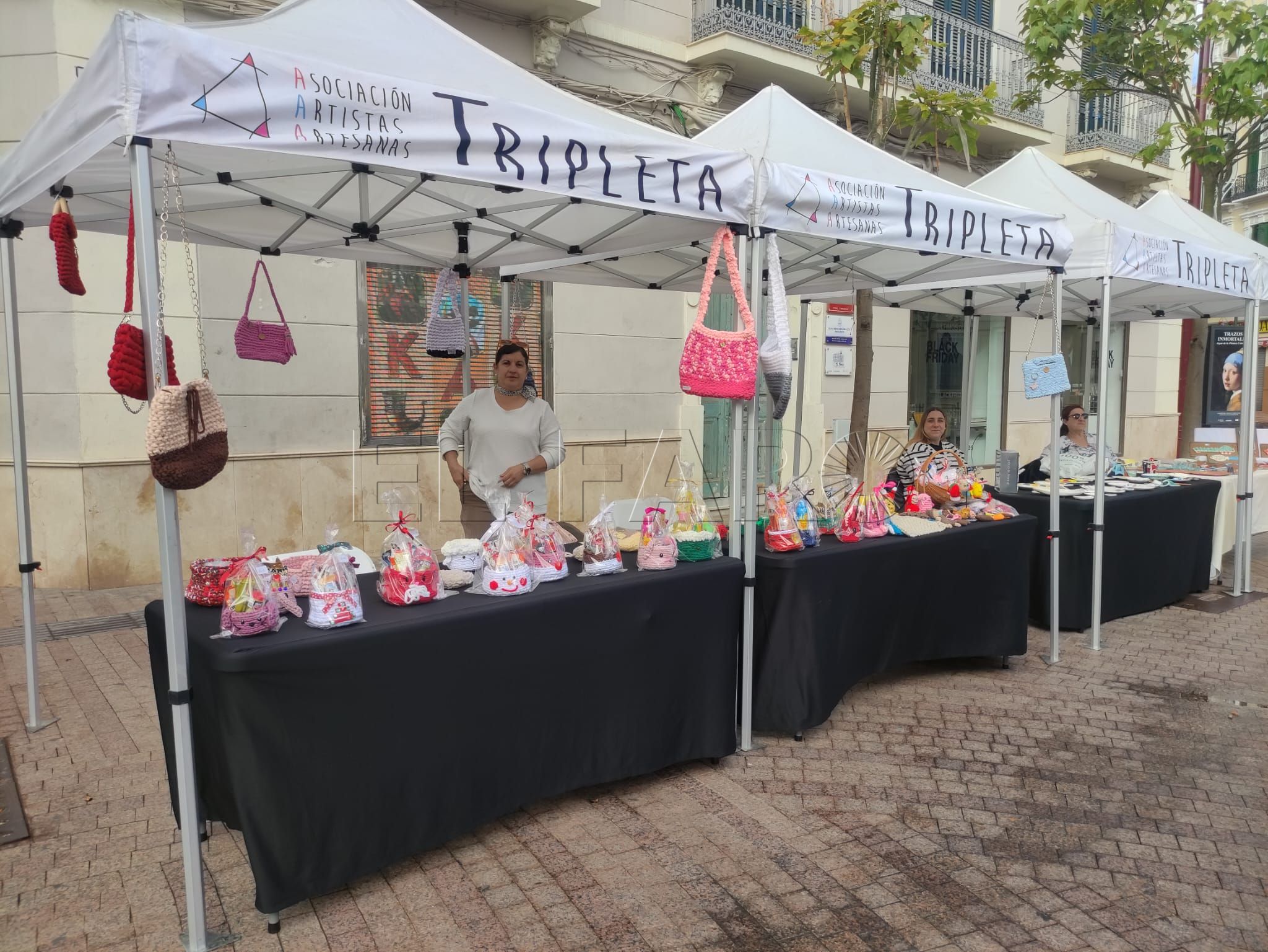 Tripleta vuelve a llenar de artesanía y creatividad la Plaza Héroes de España