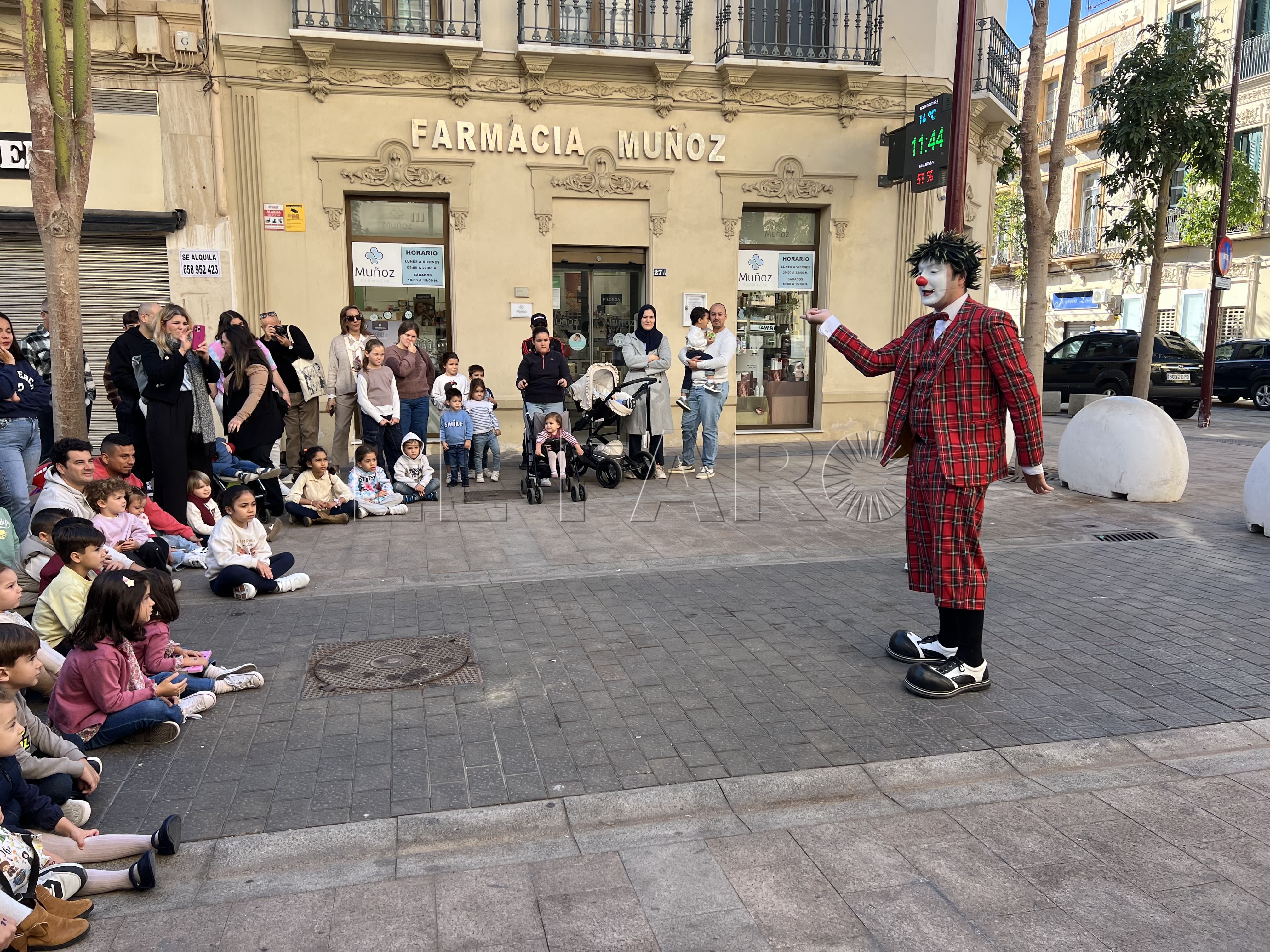 Zona Centro ameniza a las familias con el espectáculo del payaso Sarapín