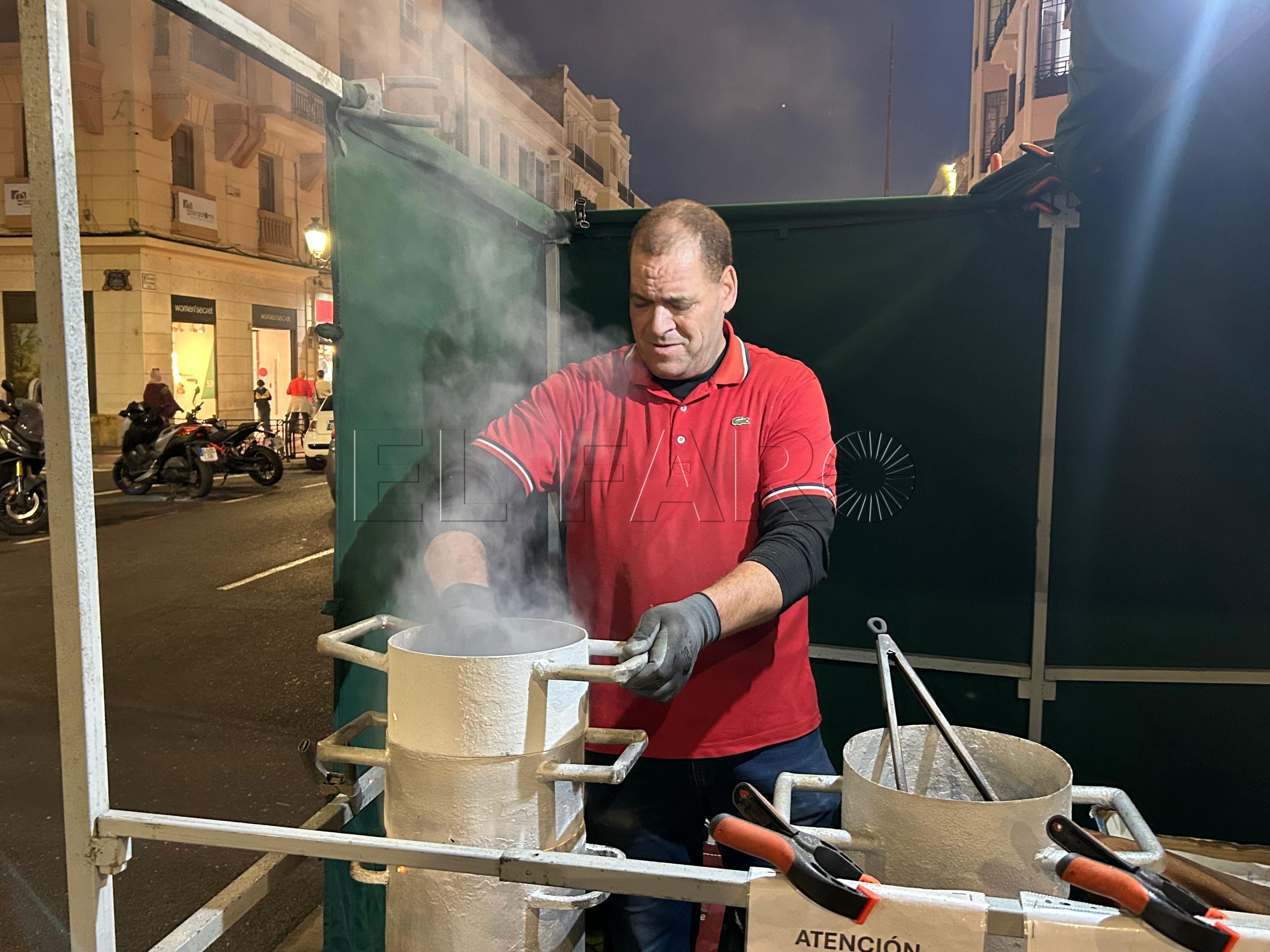 La vida de Hassan entre humo, sal, fuego y castañas gallegas