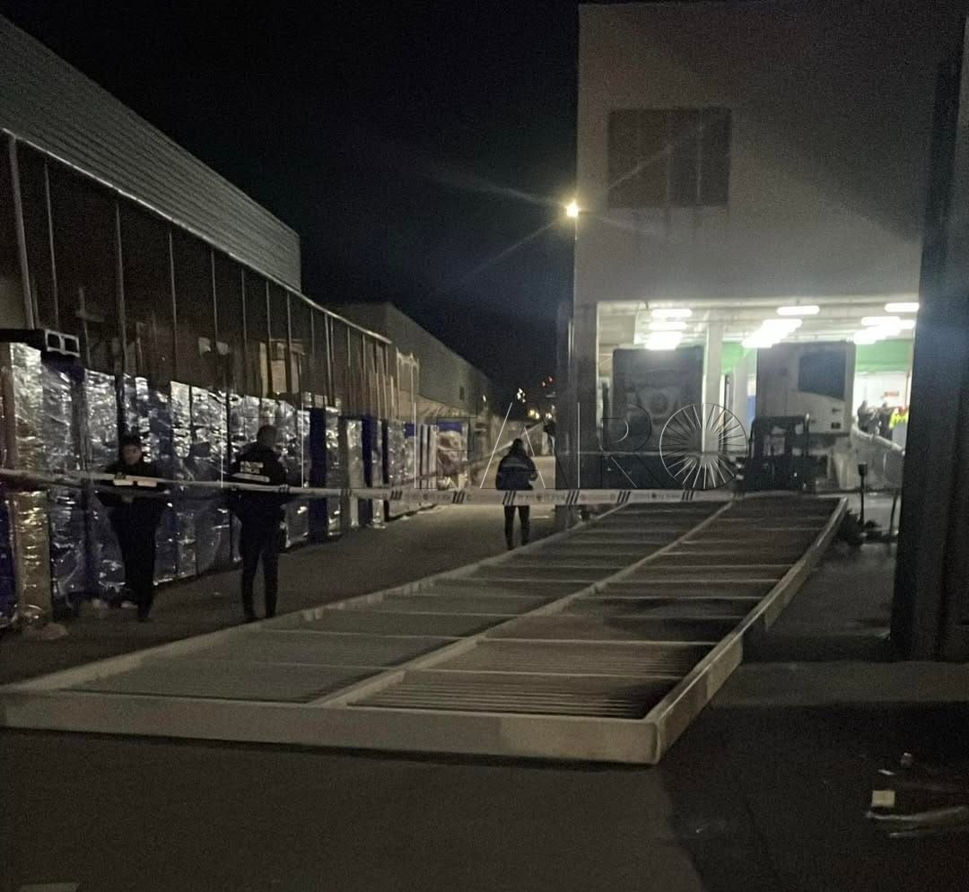 Dos mujeres resultan heridas por la caída de un portón metálico