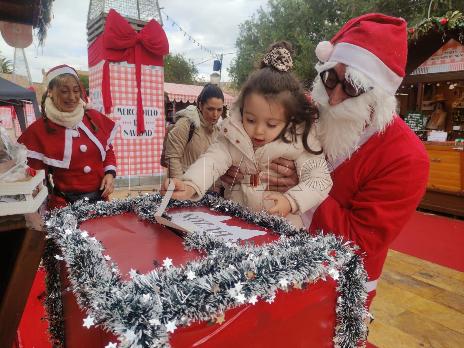 La Protectora de Animales reparte ilusión en la Plaza de las Culturas con su buzón navideño