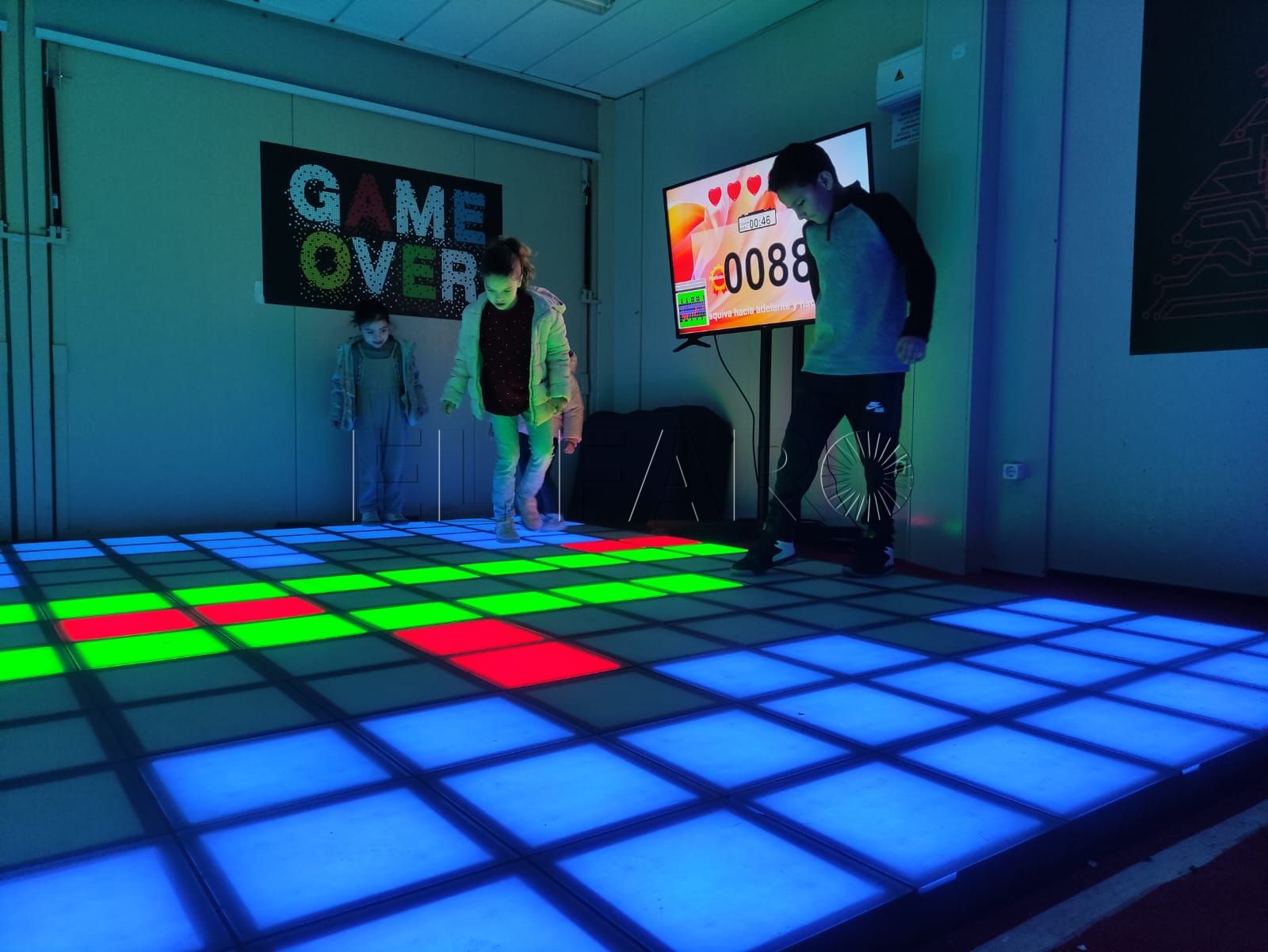 Tecnología y juego en familia con el Suelo LED del Parque Hernández