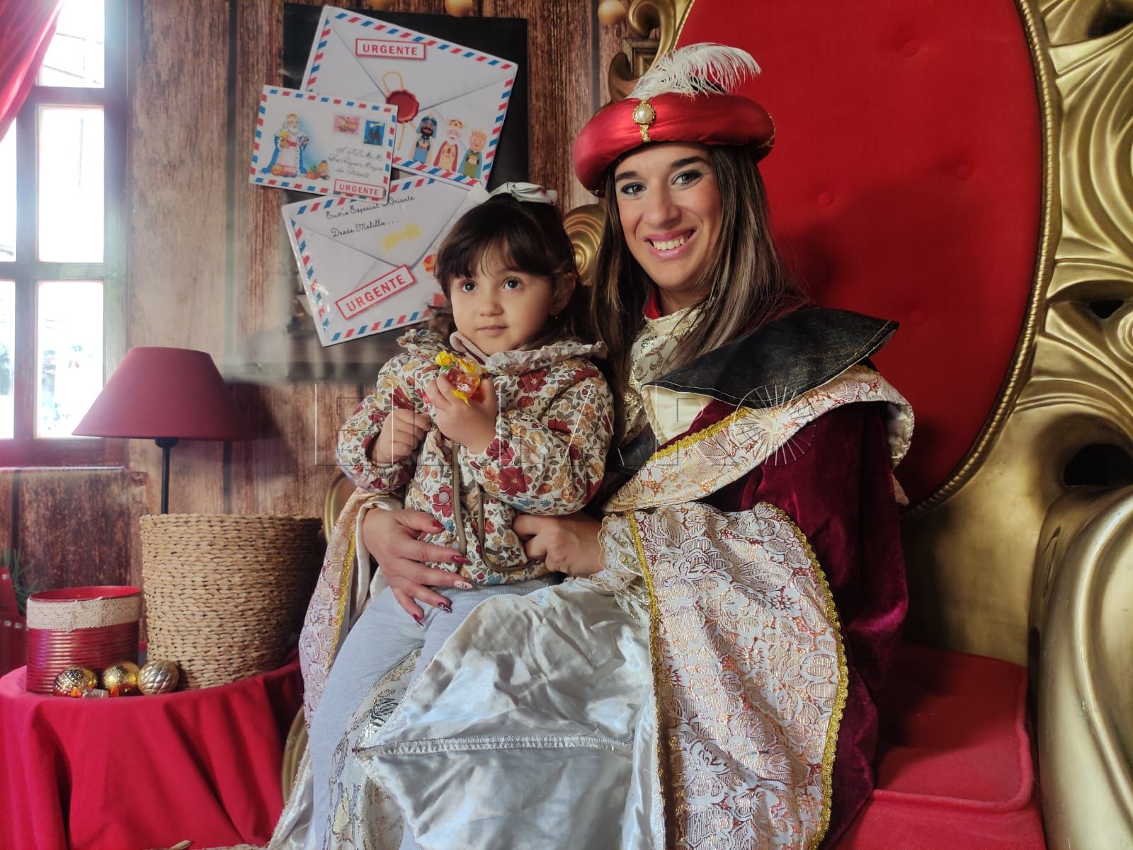 La paje Real ya recoge las cartas de los niños y las niñas en la Calle General Prim: “Yo estoy aquí para llevarlas a Oriente”