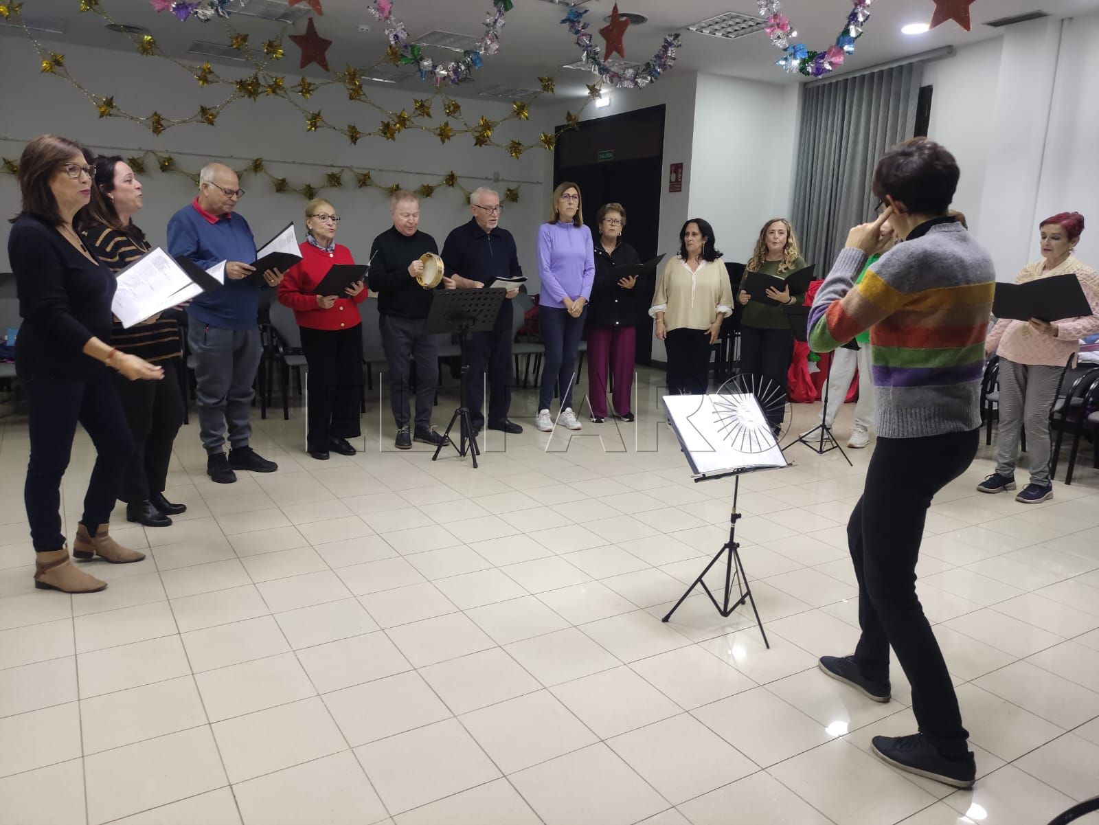 Algunos de los 30 componentes del coro de Aulas Culturales junto a su profesora, Meritxell Bibe. -El Faro-