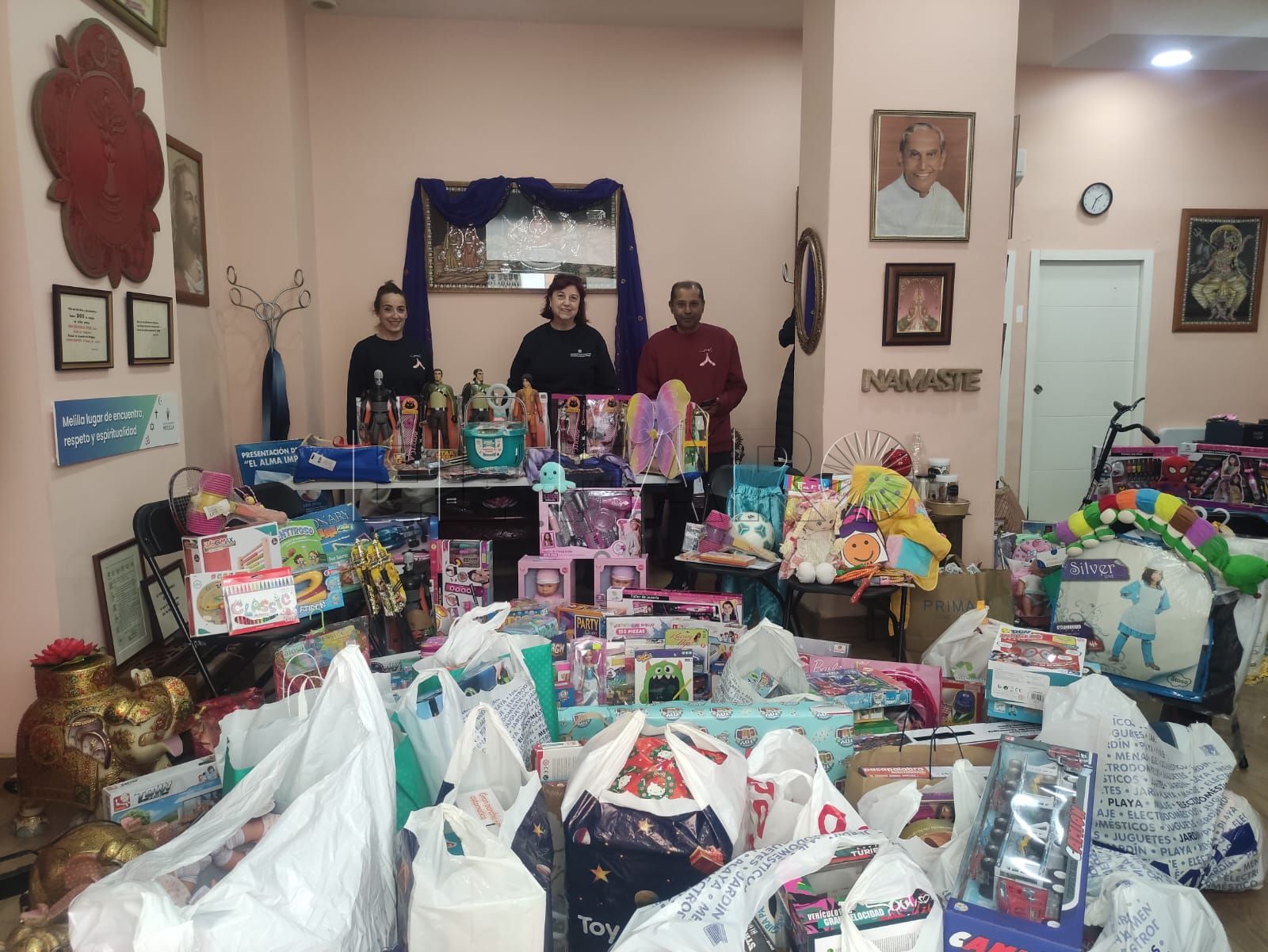 Melilla responde con solidaridad en la recogida de juguetes del Templo Hindú