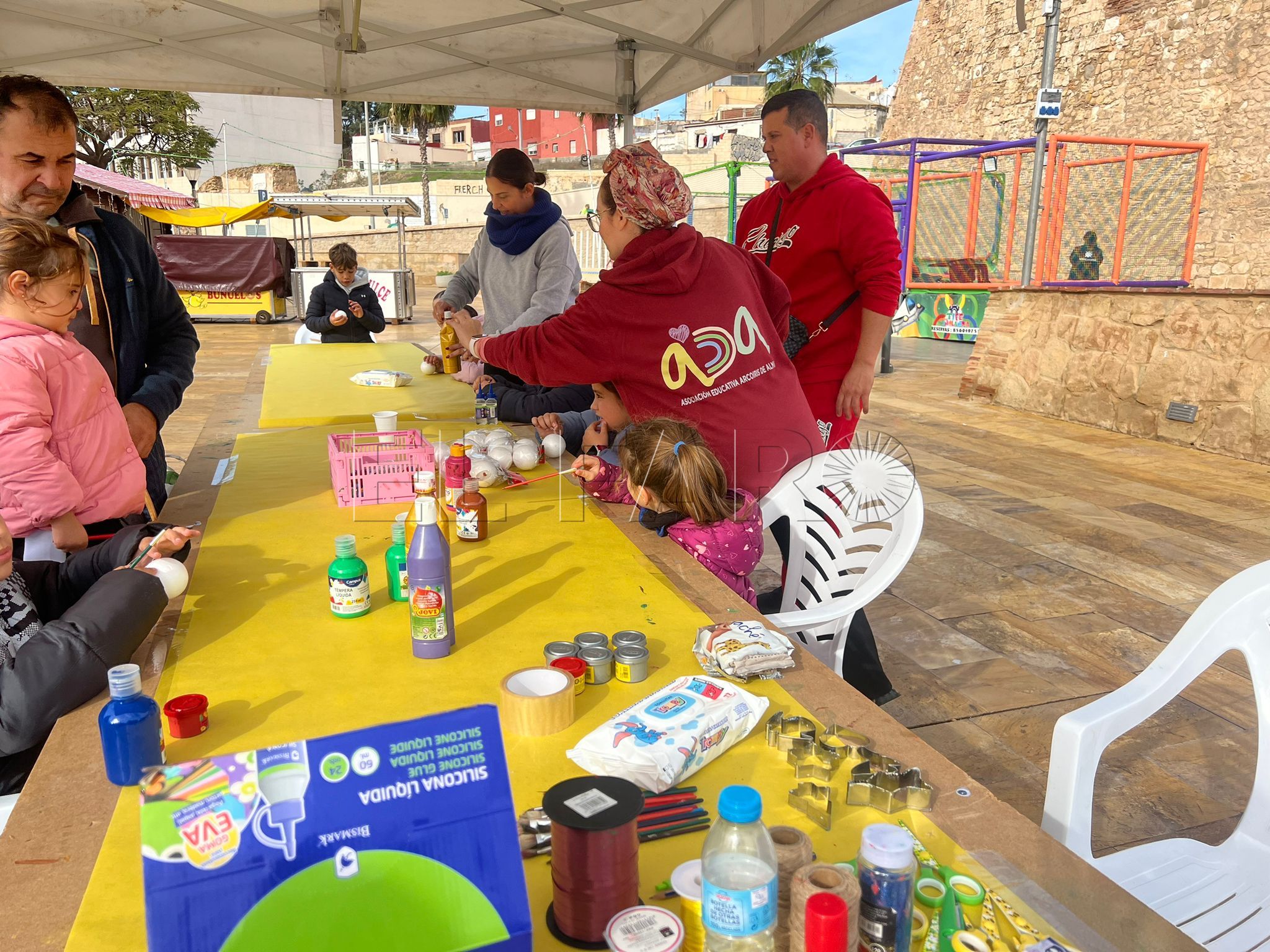 Los más pequeños de la casa personalizan su bola de Navidad