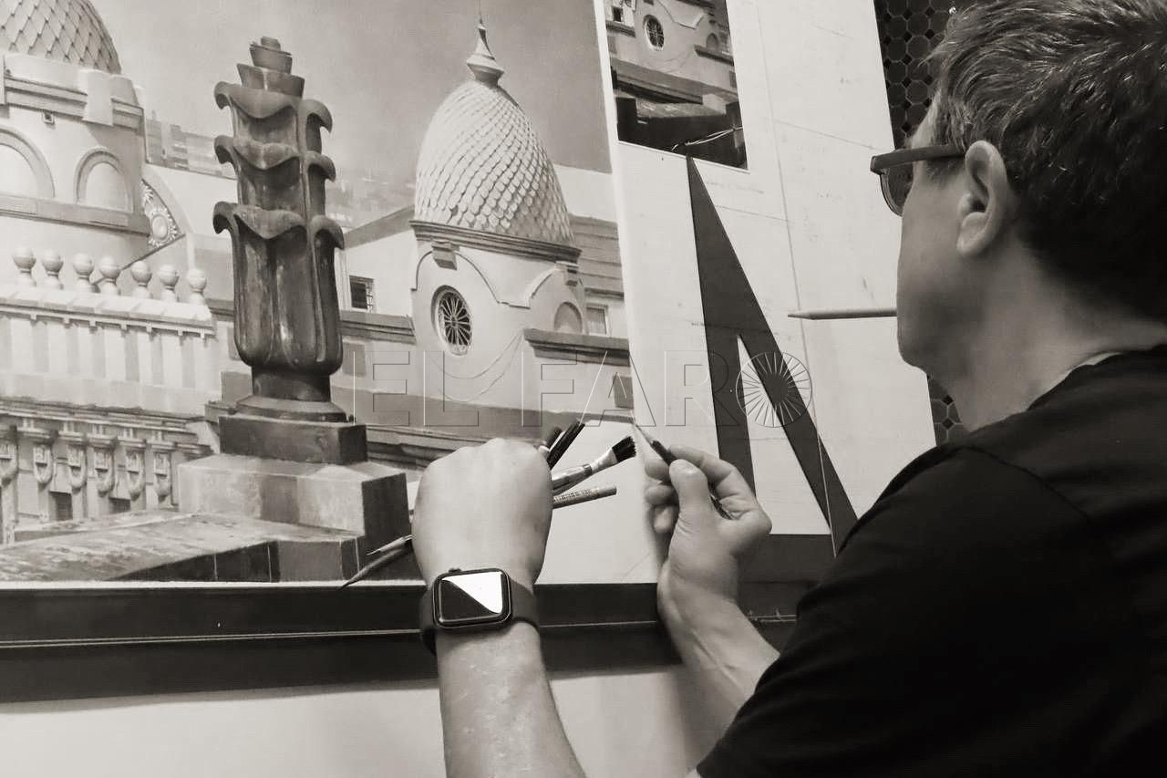 Carlos Baeza trabajando en su obra artística.