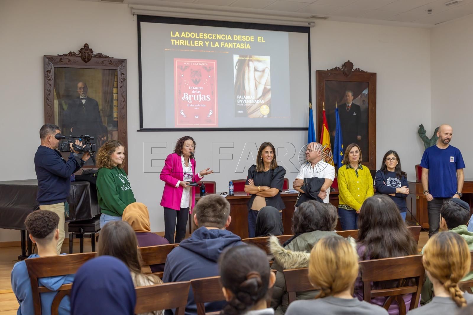 Encuentro con estudiantes de secundaria en la consejería de Cultura este jueves junto a Maite Carranza, escritora. -Cedida-