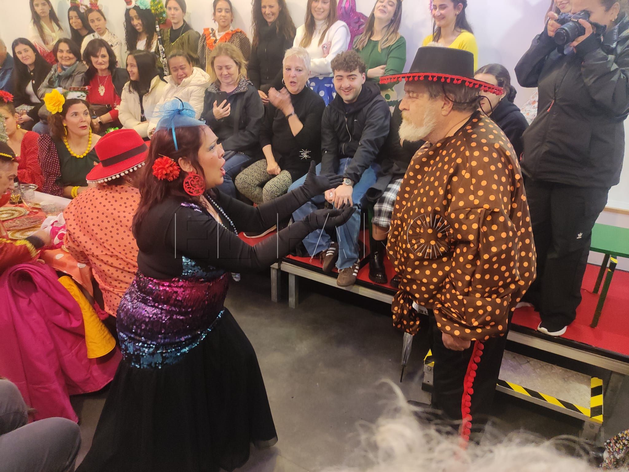 'Una Navidad muuu flamenca' convierte el Auditorio Carvajal en una comedia vecinal con arte, enredos y actuaciones brillantes