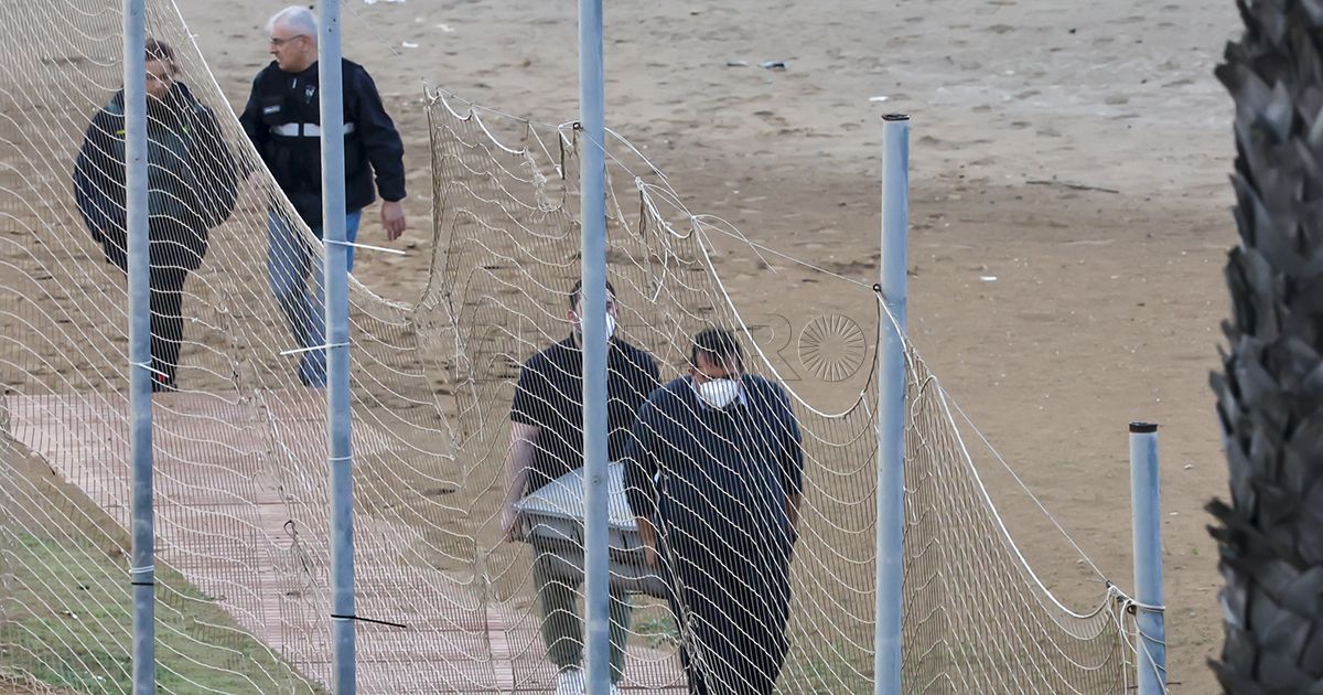 MELILLA (ESPA—A), 14/12/2025.- La Guardia Civil ha localizado este domingo un cad·ver en una playa de Melilla arrastrado por el fuerte temporal de levante que azota en la ciudad autÛnoma. Seg˙n han informado a EFE fuentes policiales, se trata de un varÛn cuya edad no se ha podido precisar por el mal estado en el que se encuentra el cuerpo tras llevar mucho tiempo en el mar. El fuerte oleaje ha arrastrado el cad·ver hasta la playa de San Lorenzo, en Melilla, muy cerca del puerto deportivo de la ciudad autÛnoma, donde la Guardia Civil lo ha localizado a primera hora de este domingo. Tal y como ha podido observar EFE, varias patrullas del instituto armado se han desplazado poco antes de las nueve de la maÒana hasta la playa, entre ellos varios agentes de la unidad criminalÌstica. En un primer reconocimiento, los agentes ˙nicamente han podido determinar que es un varÛn por el avanzado estado de descomposiciÛn en el que se encontraba el cad·ver, que han tapado con una manta a la espera de que se decretara su levantamiento. Melilla es una de las regiones que se est·n viendo afectadas por la borrasca Emilia, que este s·bado obligÛ a activar el aviso amarillo por vientos del este de hasta 60 km/h y olas de tres metros hasta la madrugada de este domingo. EFE/Giner