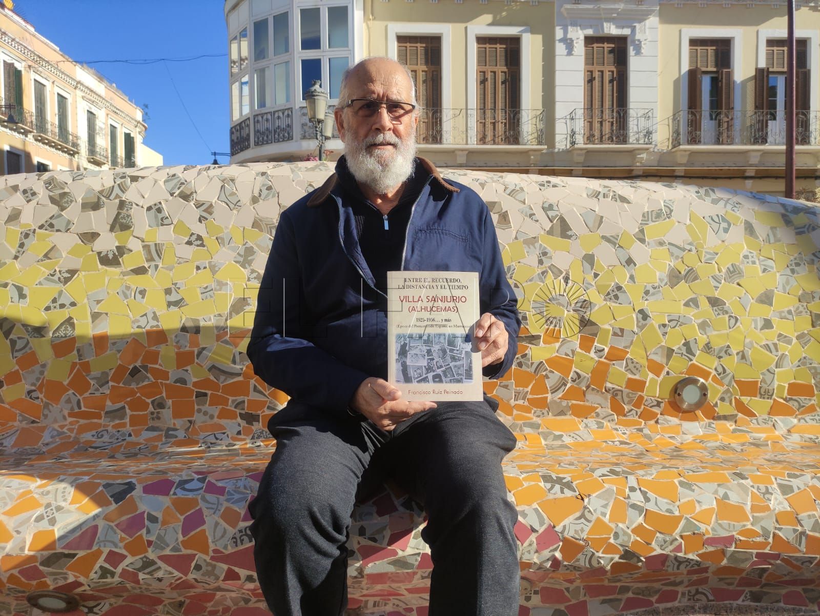 Francisco Peinado junto a su nueva publicación.