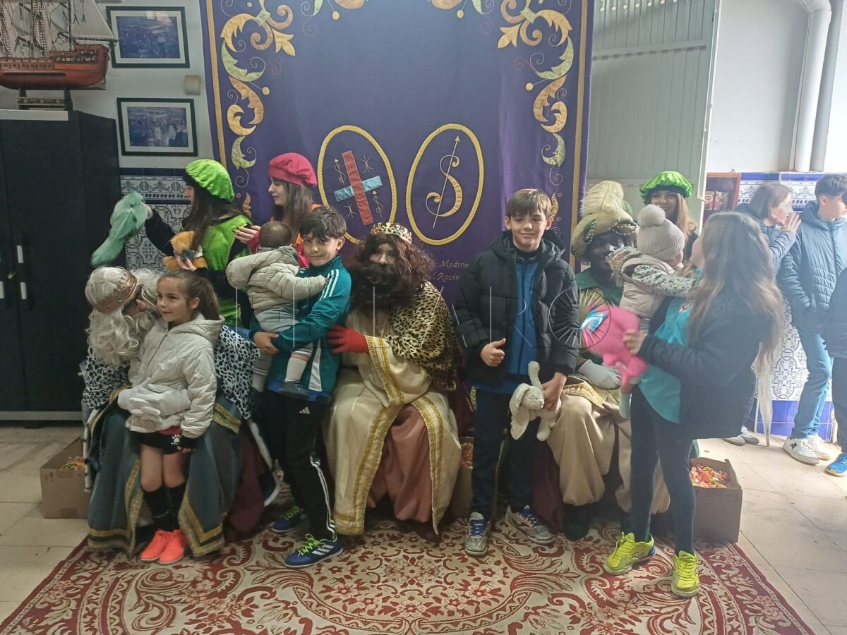 Los Reyes Magos comienzan su reparto en Melilla junto a la Cofradía del Cautivo