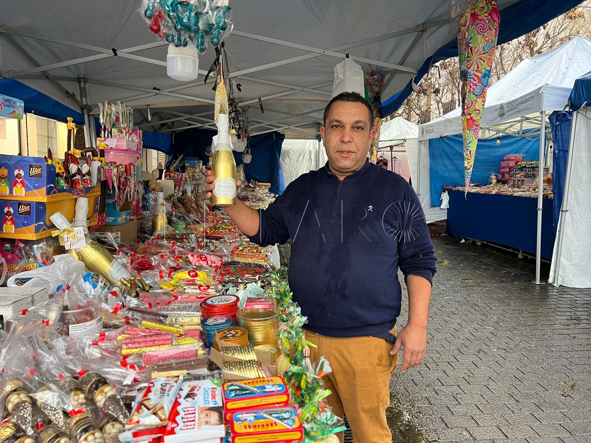 La lluvia apaga la ilusión en los puestos de chucherías de García Cabrelles