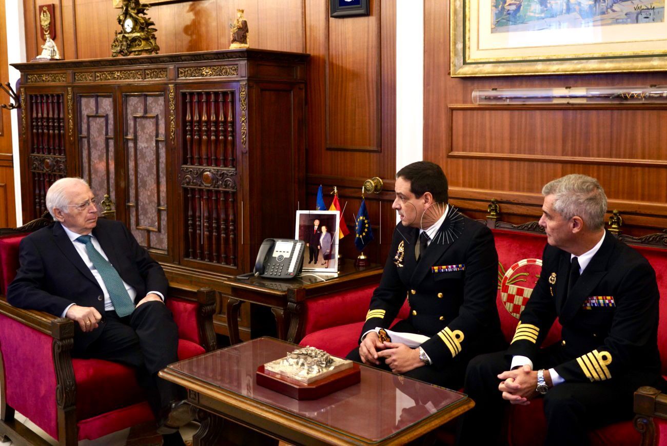 El presidente de Melilla recibe al comandante del BAM Audaz durante su escala en la ciudad