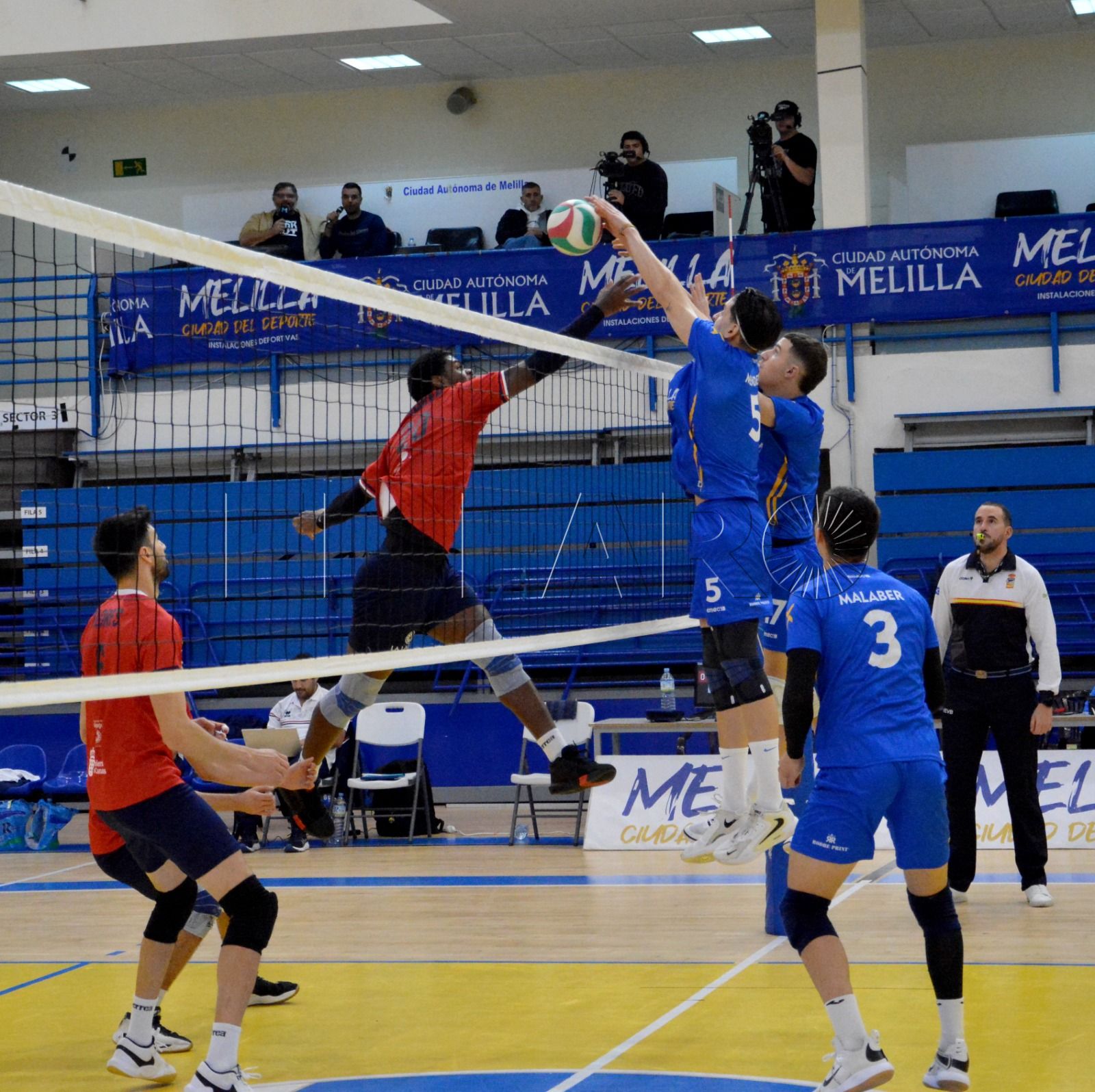 Salim Abdelkader, entrenador del CV Melilla: “El equipo encuentra su mejor versión”