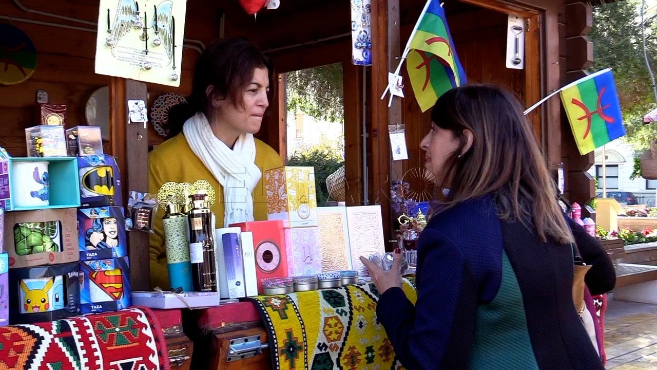 Fadela Mohatar en el mercadillo amazige en la Plaza de las Culturas de Melilla.