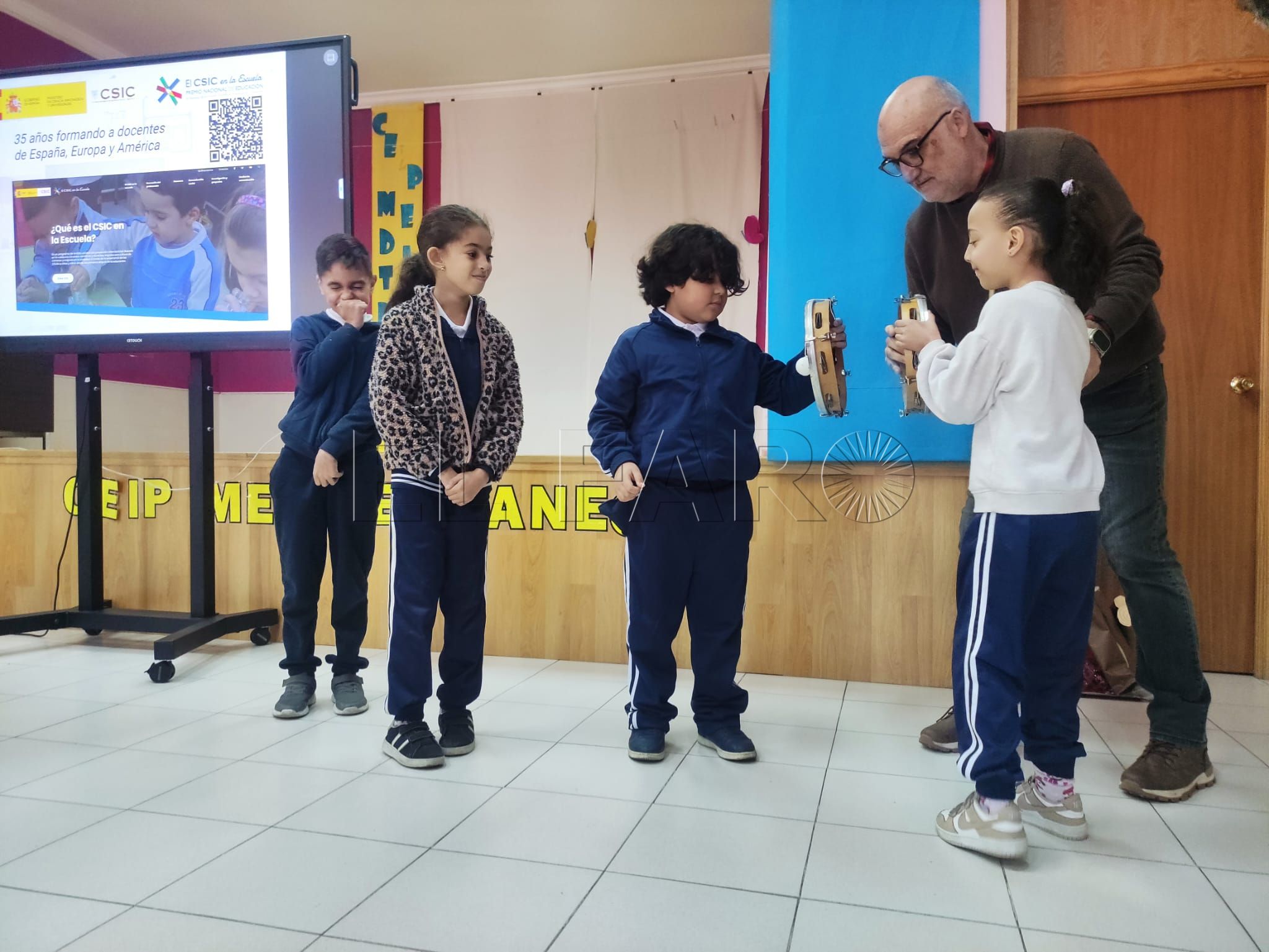 El profesor Antonio del Salto Marfil junto a un grupo de alumnos del CEIP Mediterráneo realizando un  experimento.