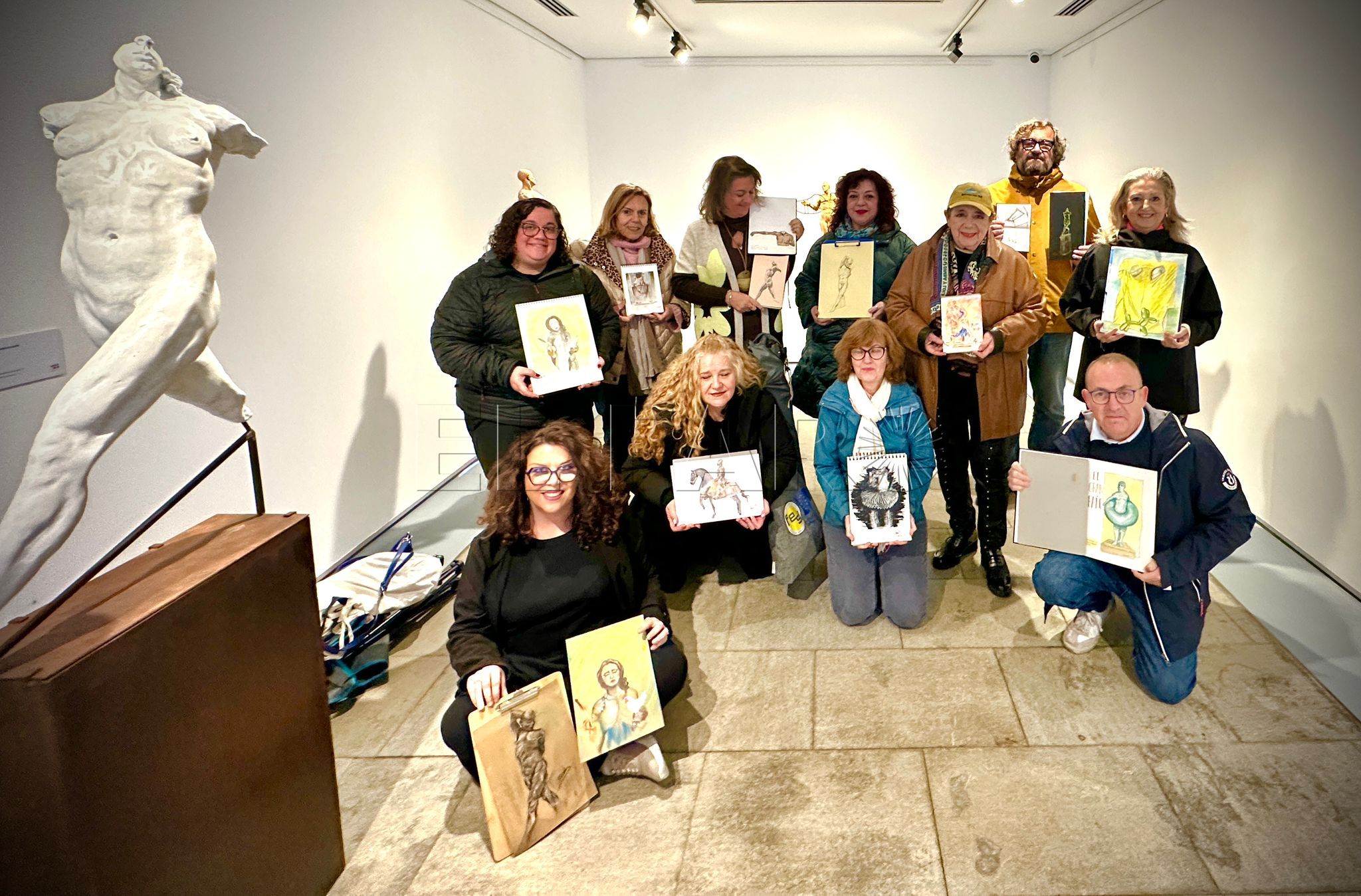 Urban Sketchers Melilla arranca su 10º aniversario dibujando la exposición “Figuraciones”