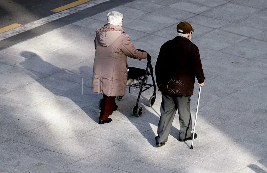 Burocracia y listas de espera, un ciudadano melillense exige más medios para la atención a los mayores
