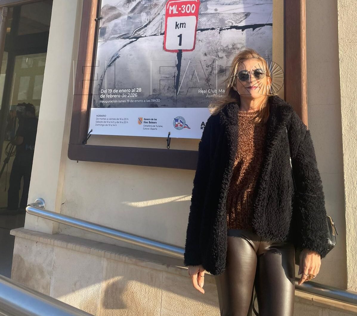 María León junto al cartel de la exposición en el Real Club Marítimo de Melilla. -Cedida-