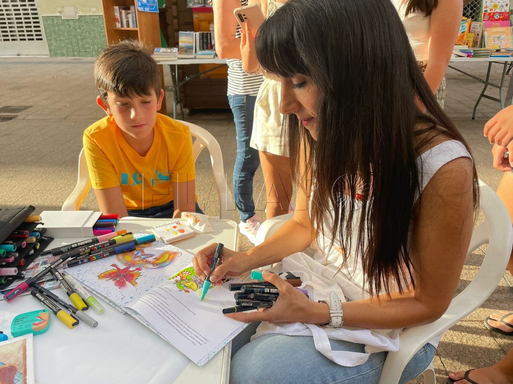 Helena Segura Alemany realizando una dedicatoria personalizada de su libro a un niño. -Cedida-