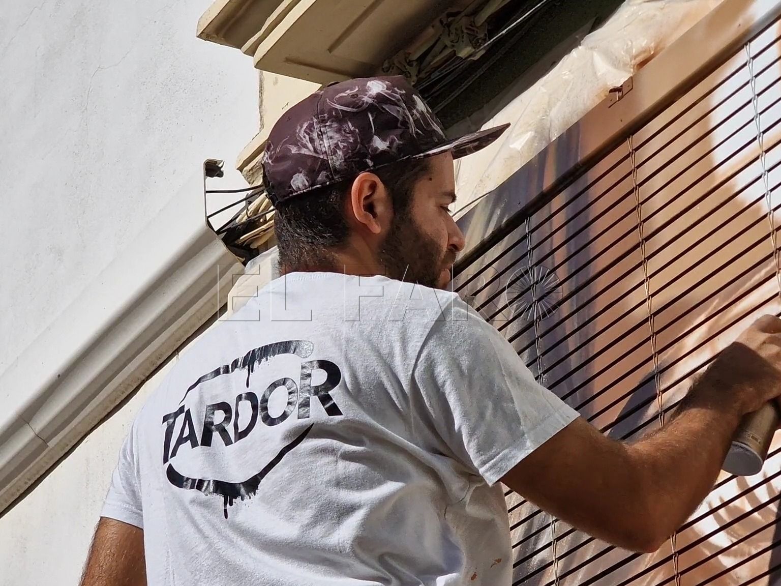 Tardor realizando una intervención mural en el espacio público. -Cedida-