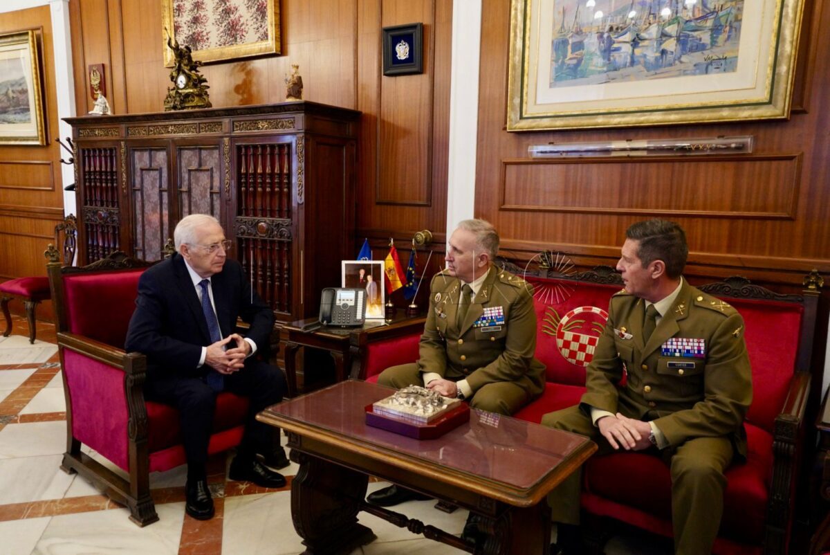La Ciudad recibe al director del Instituto de Historia y Cultura del Ejército de Tierra