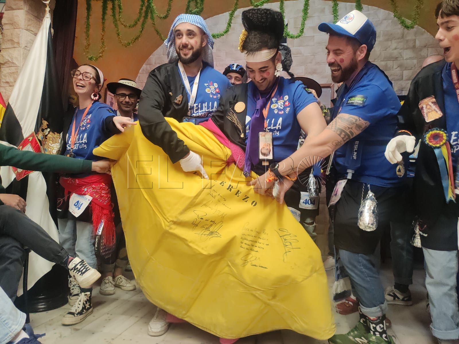 Maestros de la Postura, chirigota melillense, durante su actuación en la Casa Regional de Ceuta este sábado 14 de febrero. -AGC-