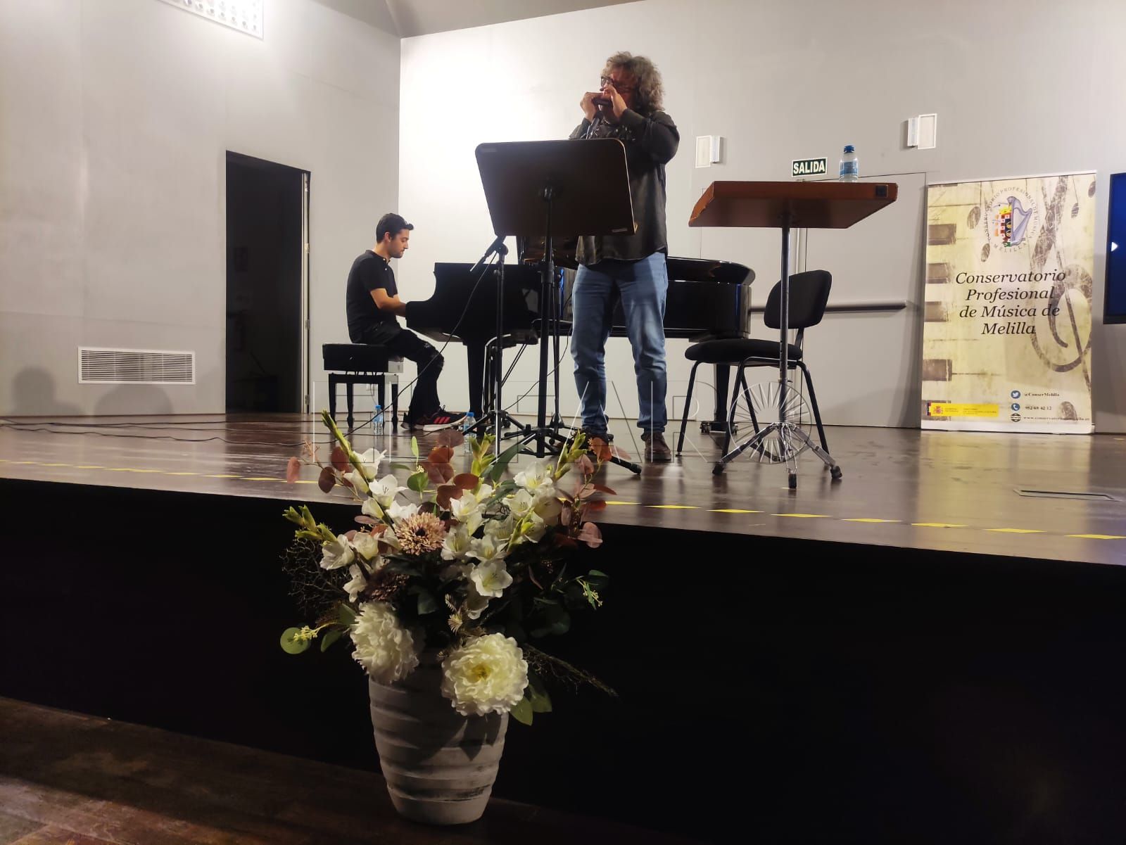 Antonio Serrano a la armónica y Kaele Jiménez al piano durante un ejercicio de improvisación y escucha en el Salón de Actos del Conservatorio de Música. -AGC-